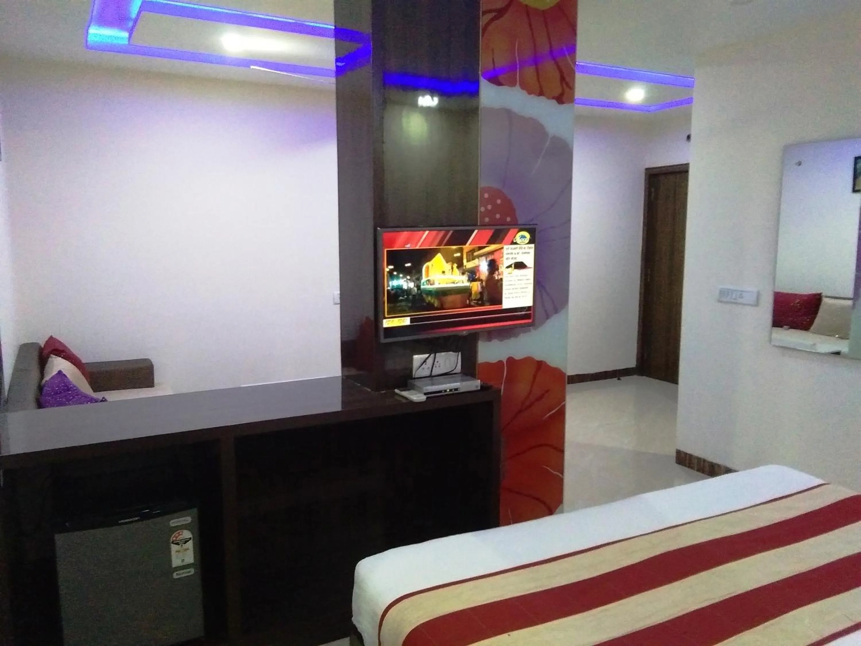 TV and multimedia, Bed in Hotel Karan Vilas