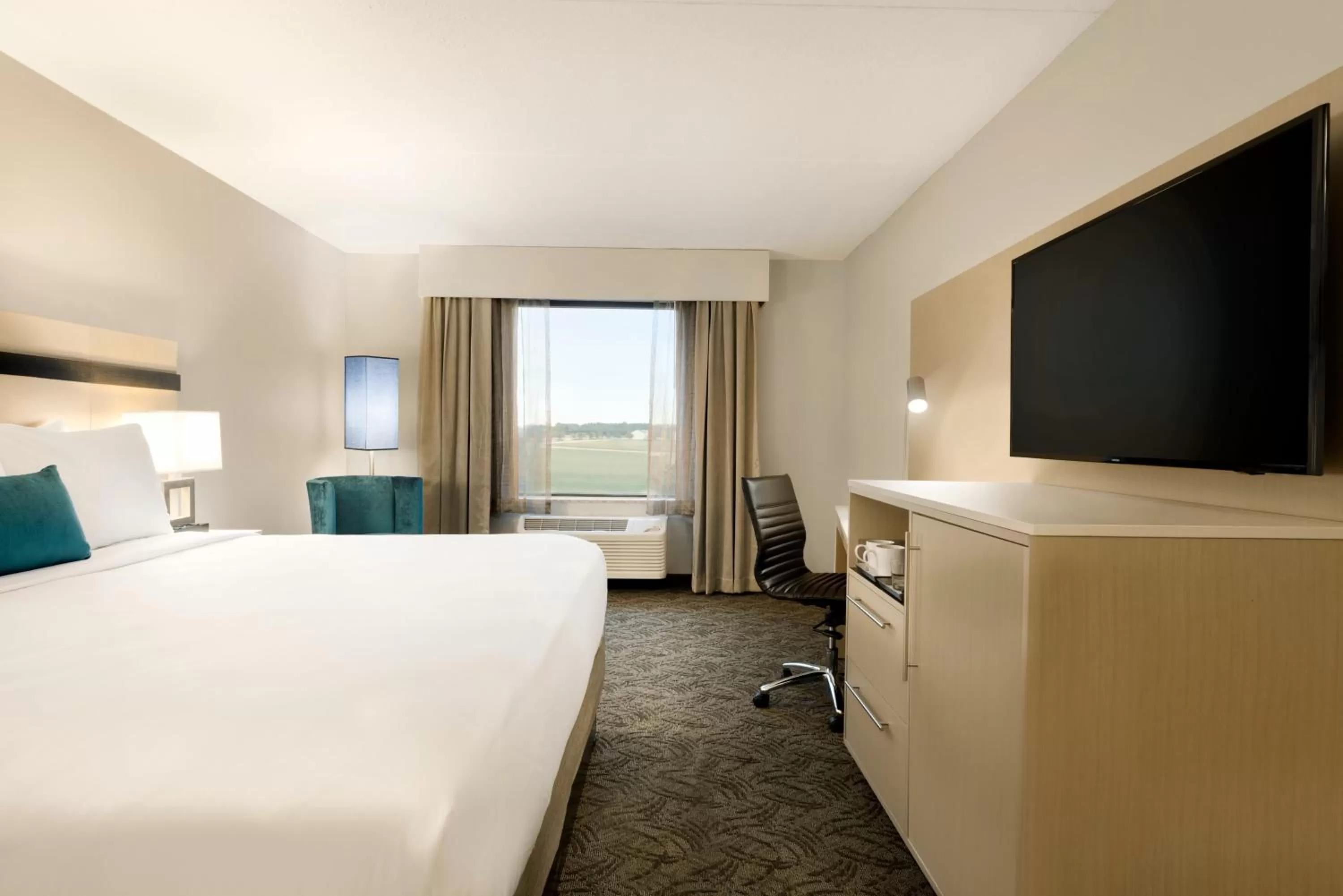 TV and multimedia, Bed in Holiday Inn - Bloomington - Normal by IHG