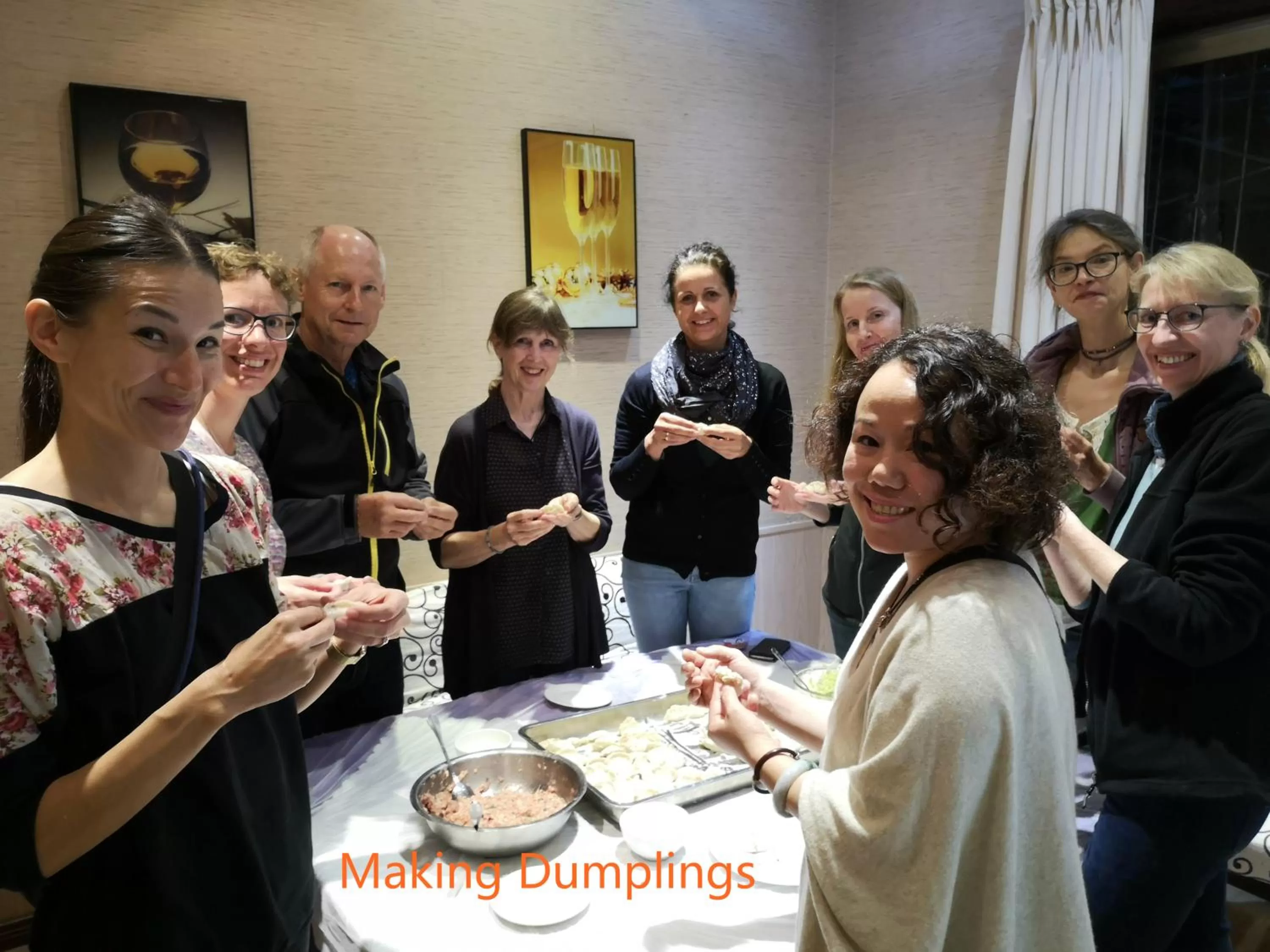 People in Wenjun Courtyard Hotel---3mins walk from Tonghuimen metro station ,next to People`s Park, fluent English service ,travel agency