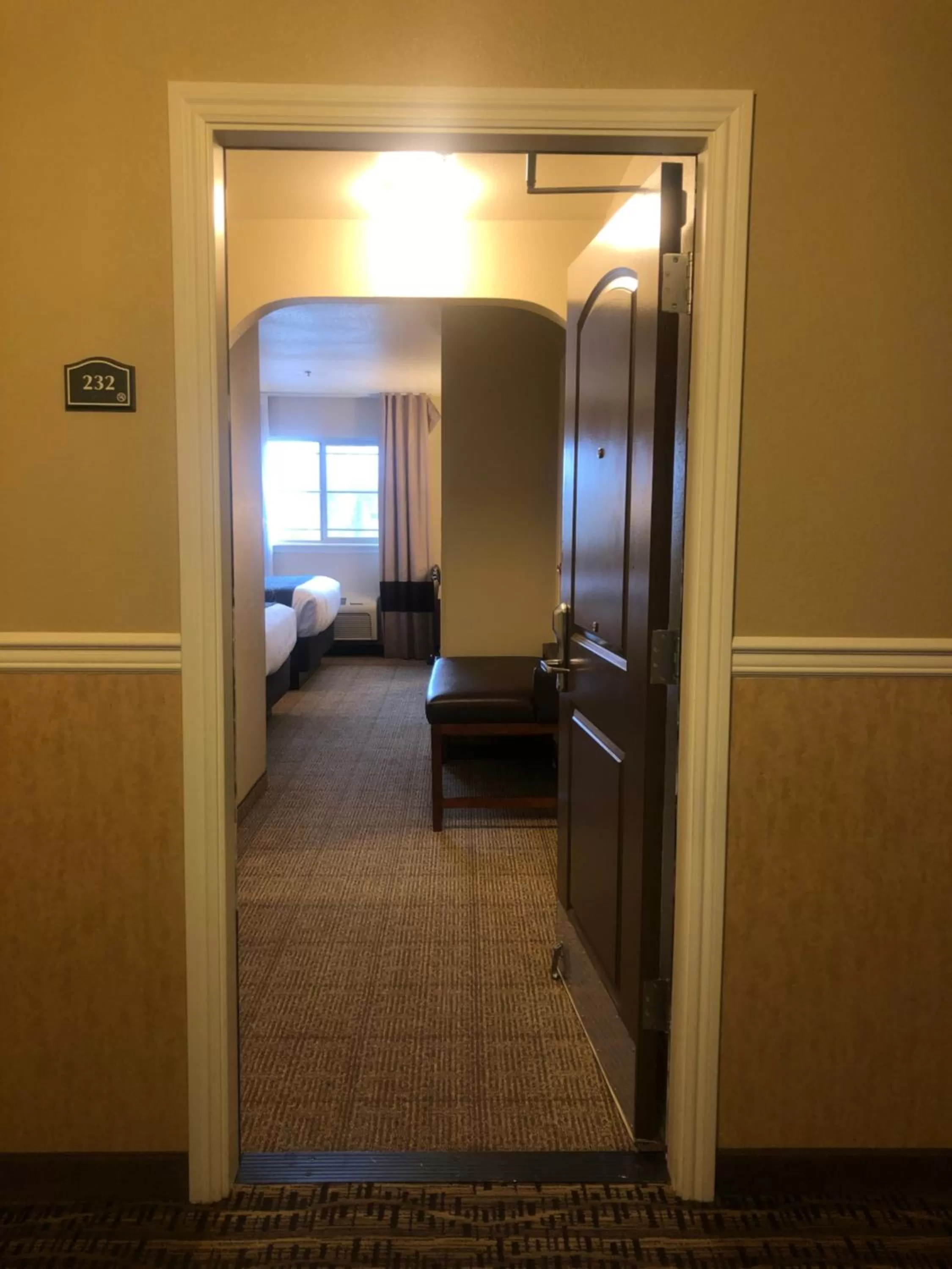 Facade/entrance, Bed in Comfort Inn & Suites Ukiah Mendocino County