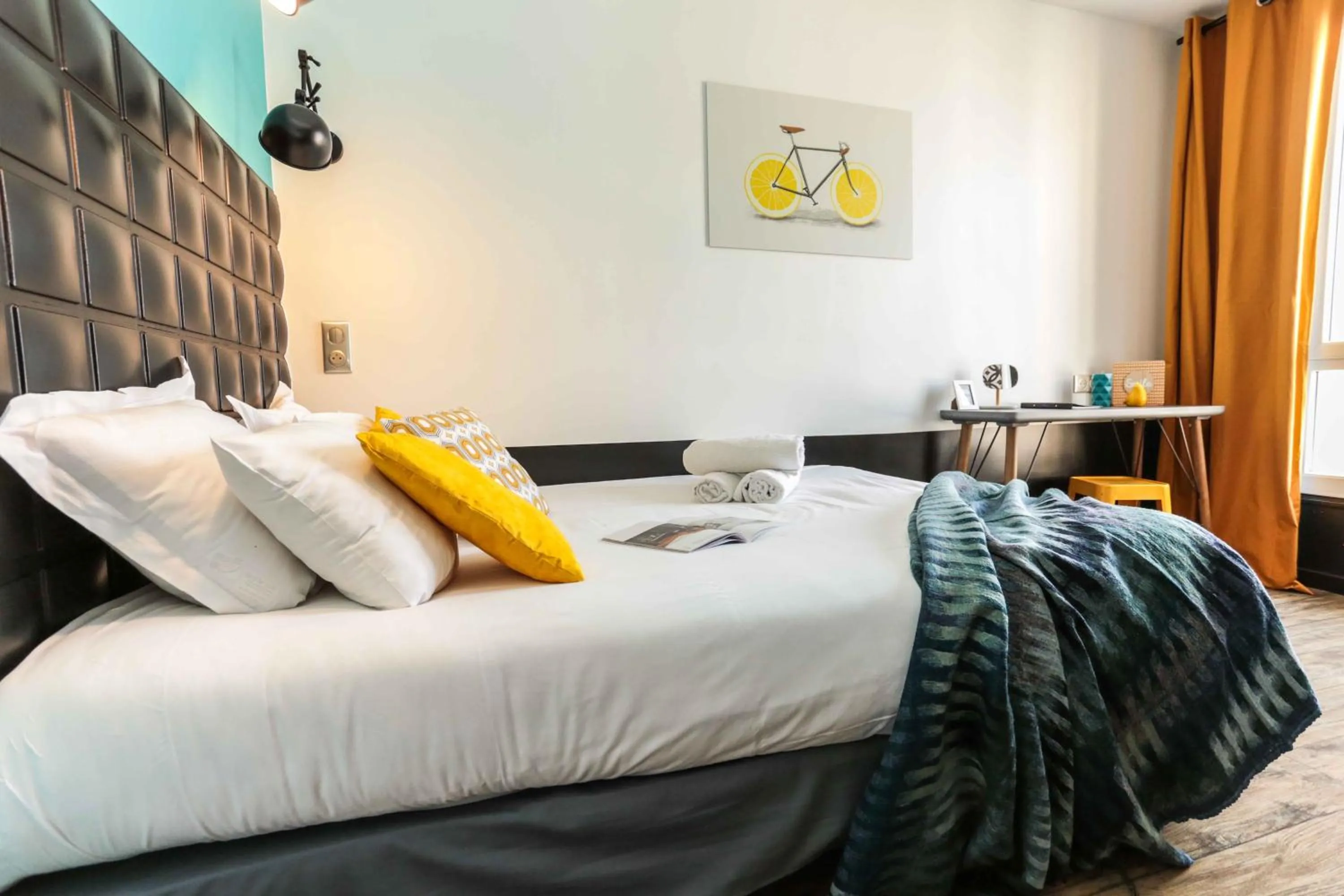 Bed in Arty Paris Porte de Versailles by River