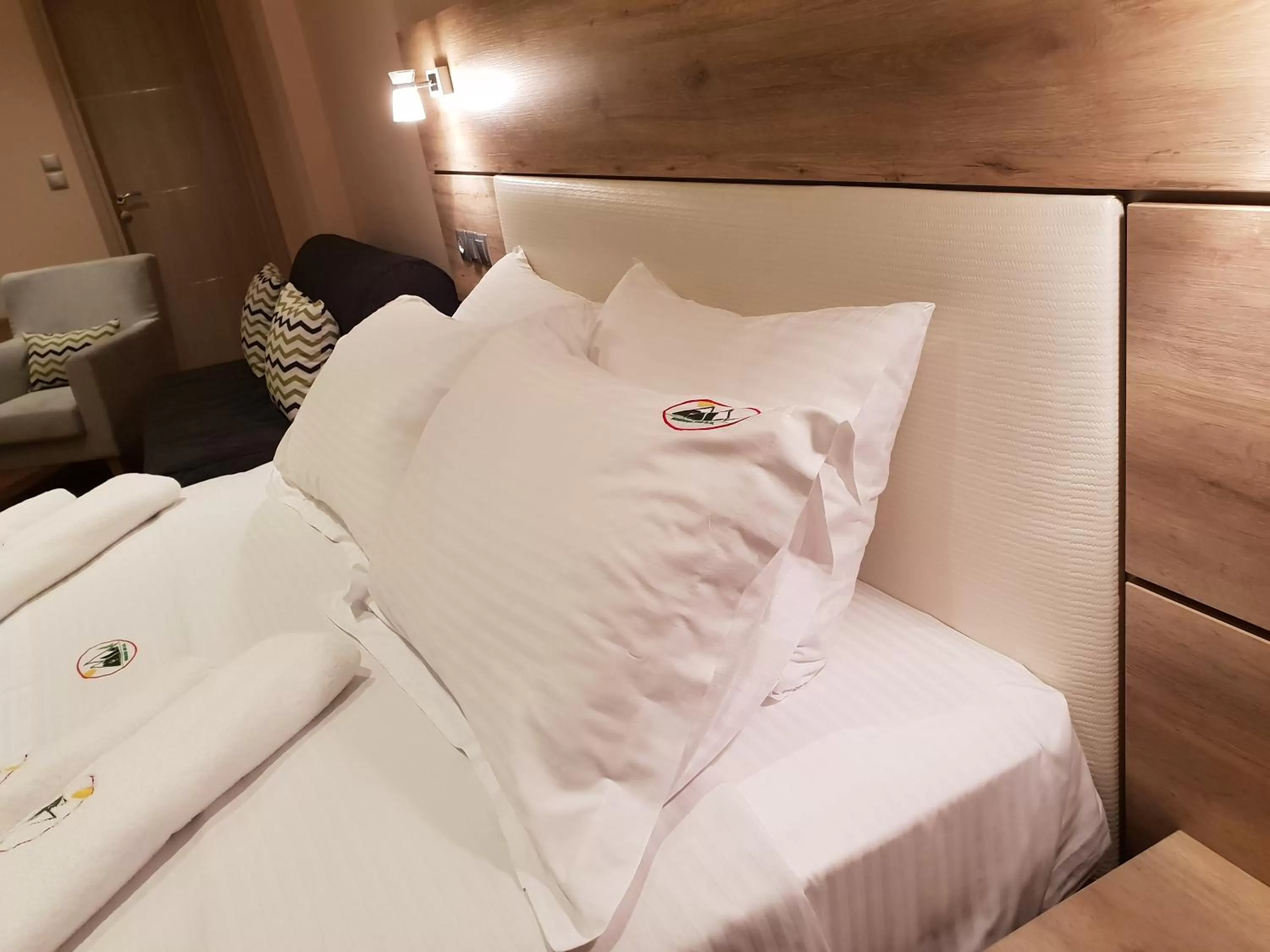 Photo of the whole room, Bed in Mondeus Inn Luxury