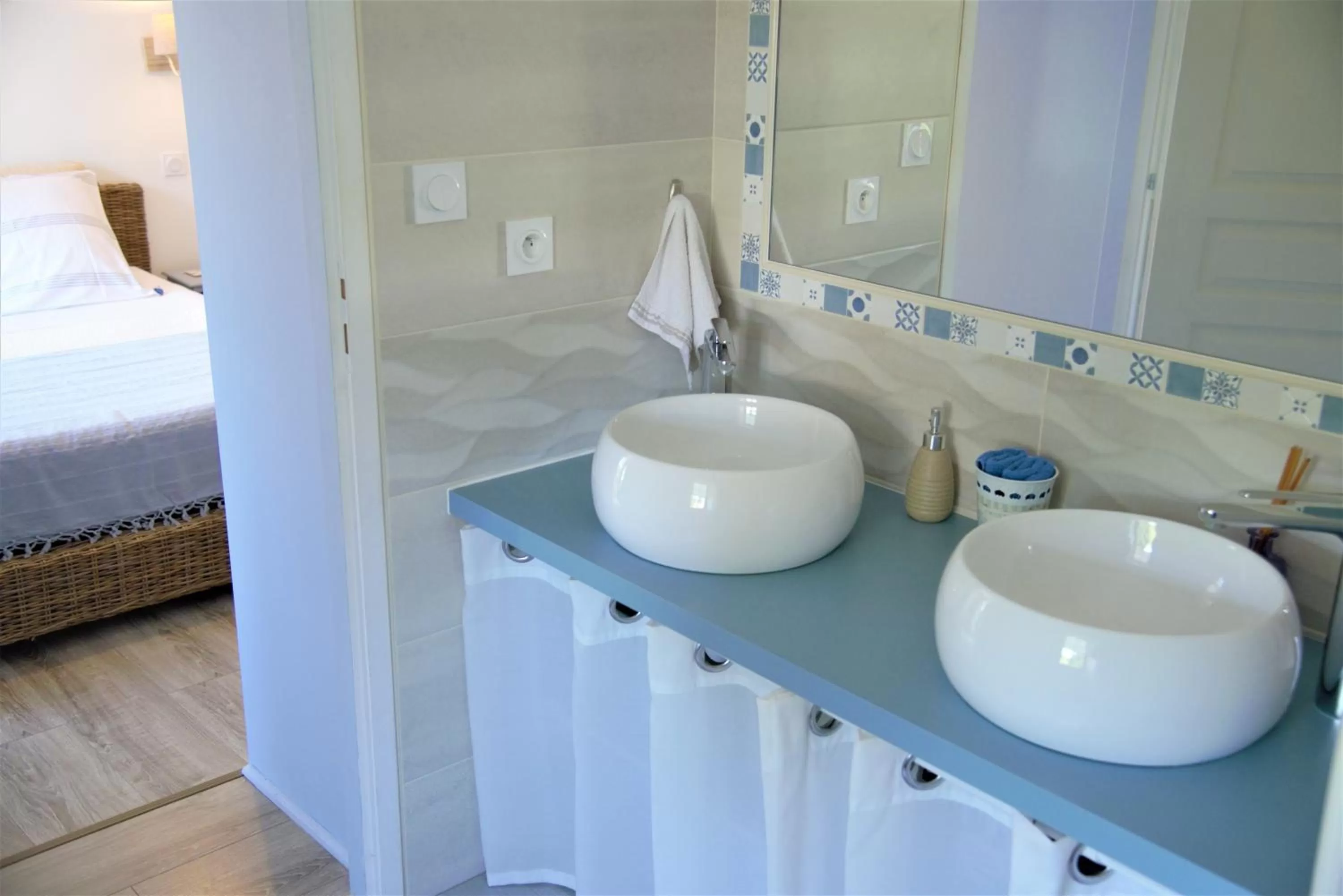 Bathroom, Bed in B&B Des Histoires d'Anges - Côté Jardin - Accueil Vélo