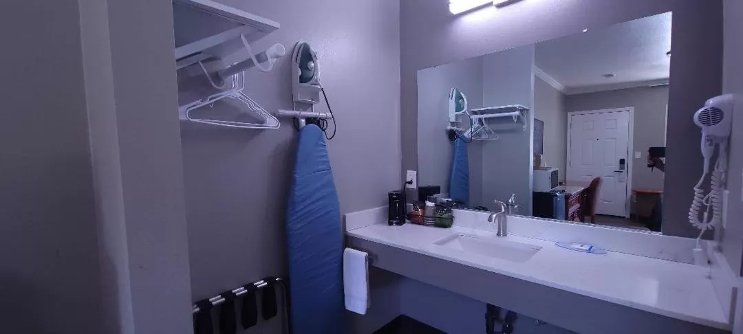 Bathroom in Sycamore Inn Chico University Area