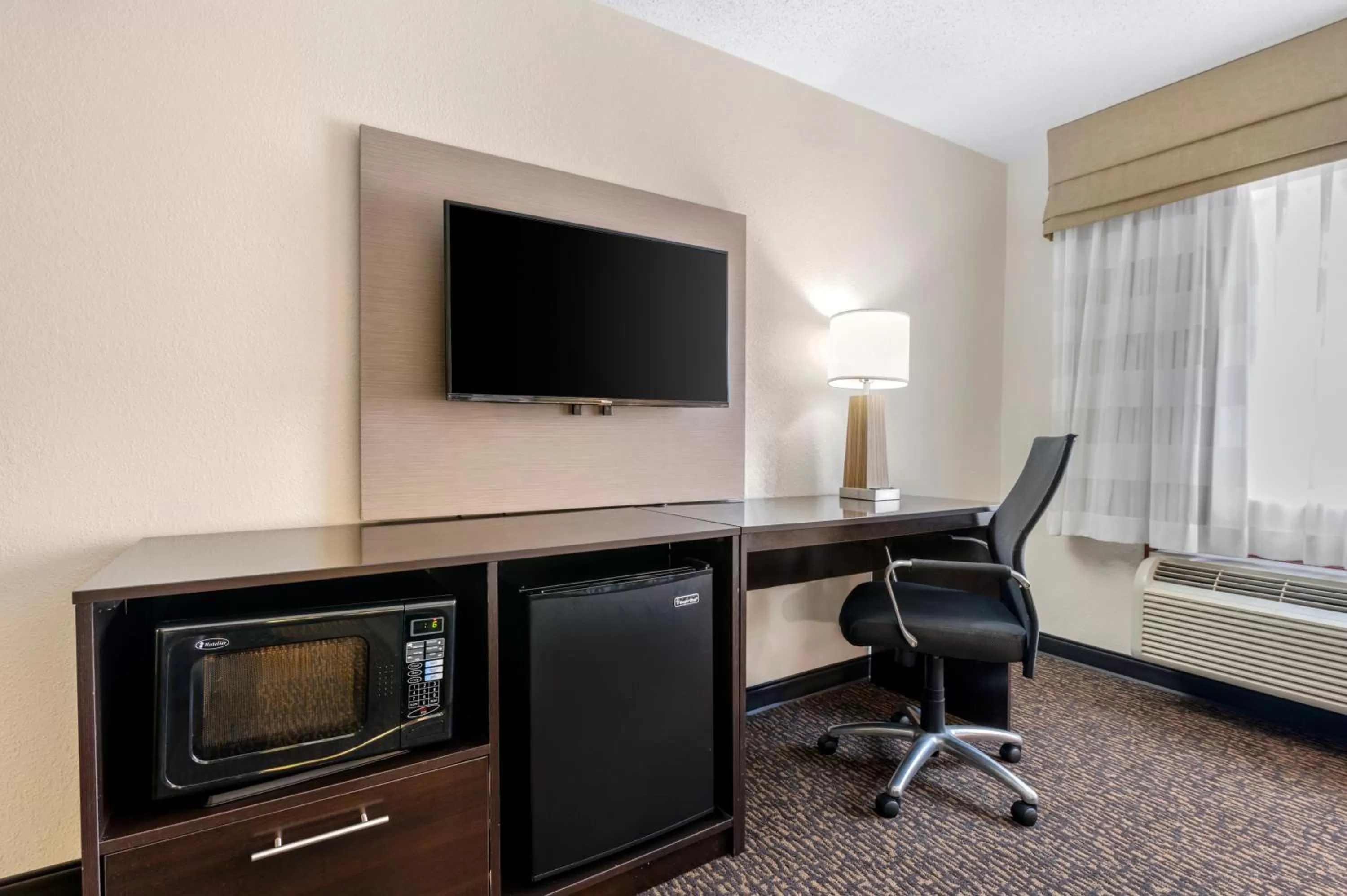 TV and multimedia in Sleep Inn Naperville - Chicago