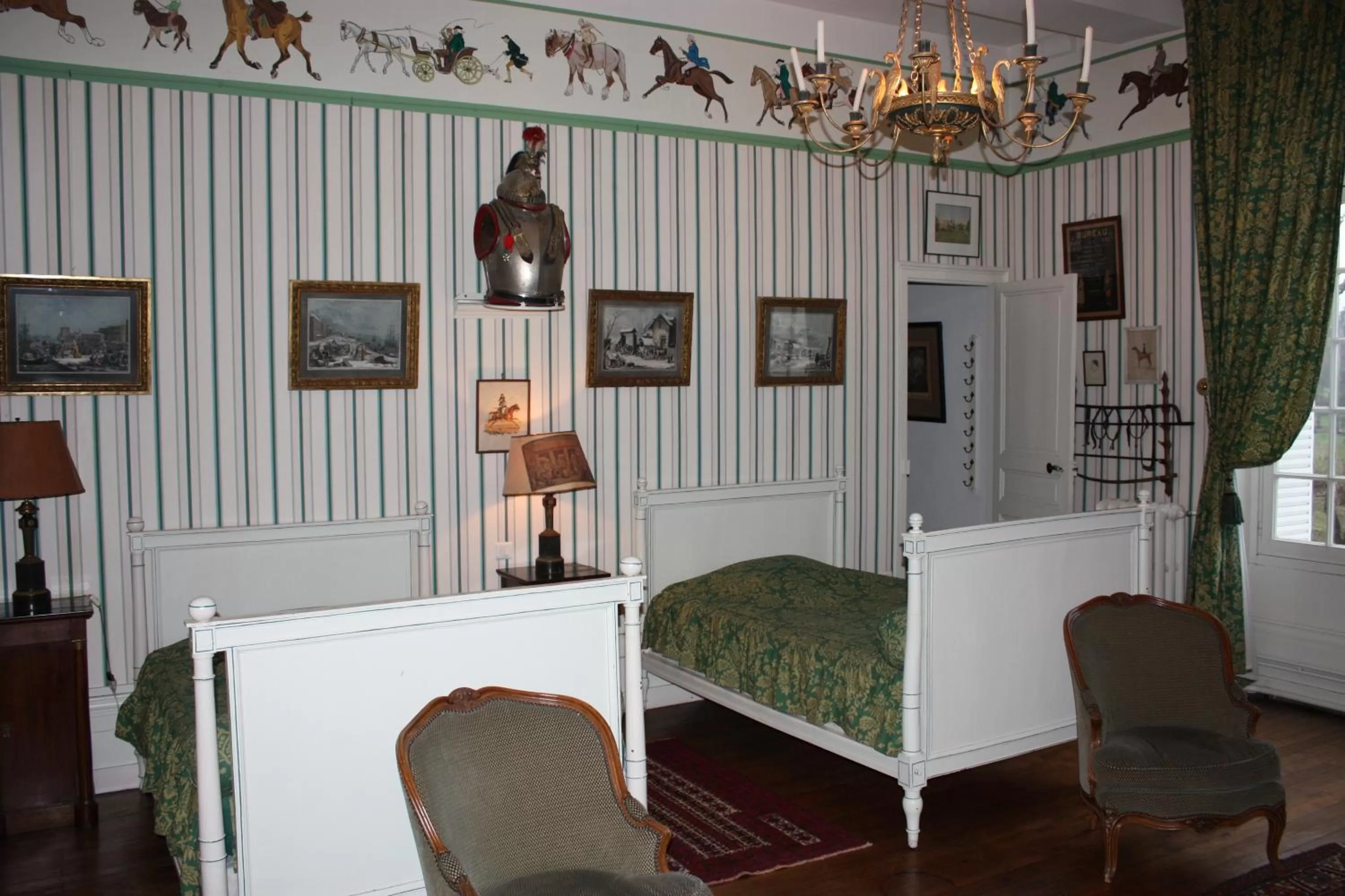 "Frize" Twin Room in Château de la Chabroulie