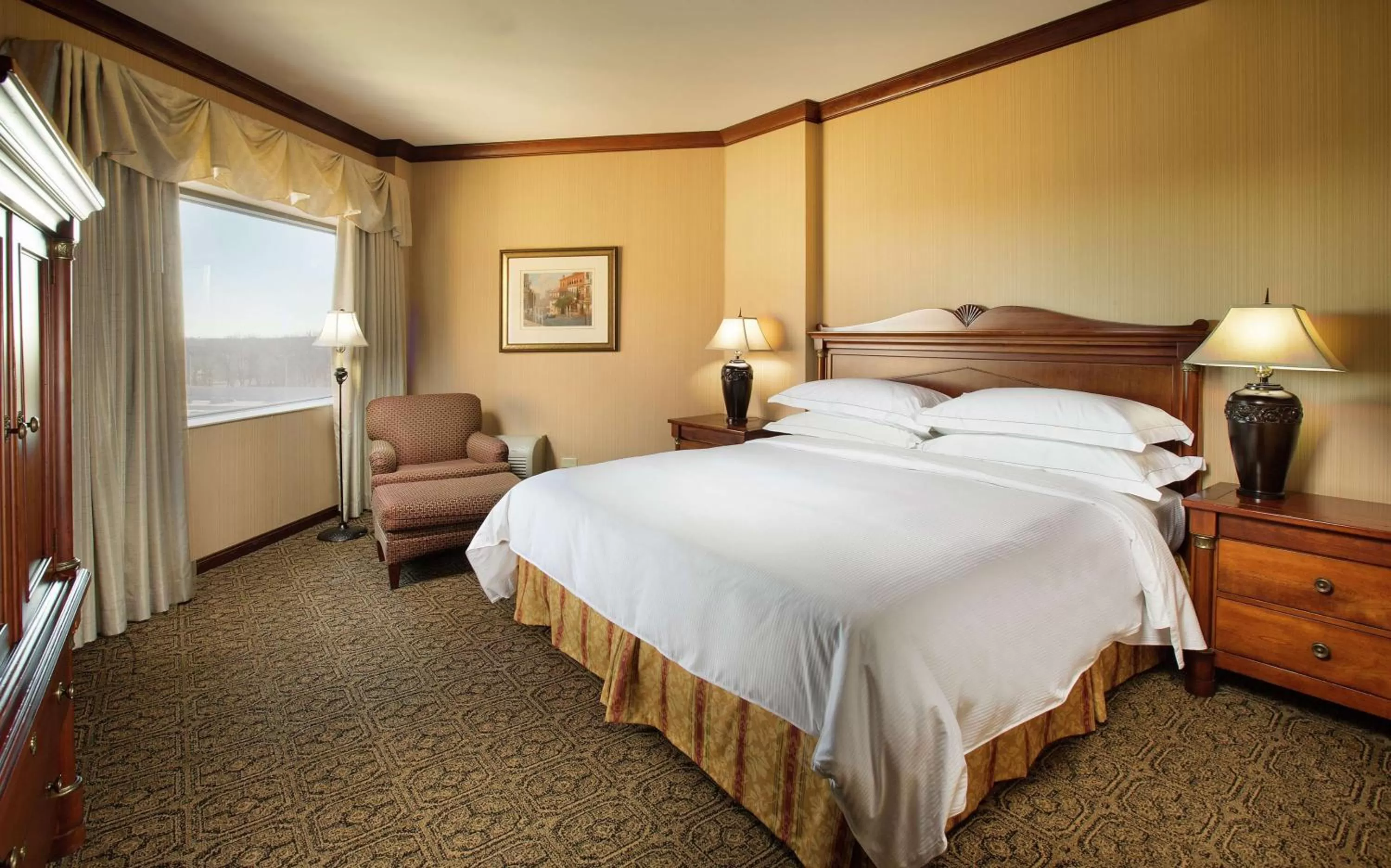 Bed in DoubleTree by Hilton Lisle Naperville