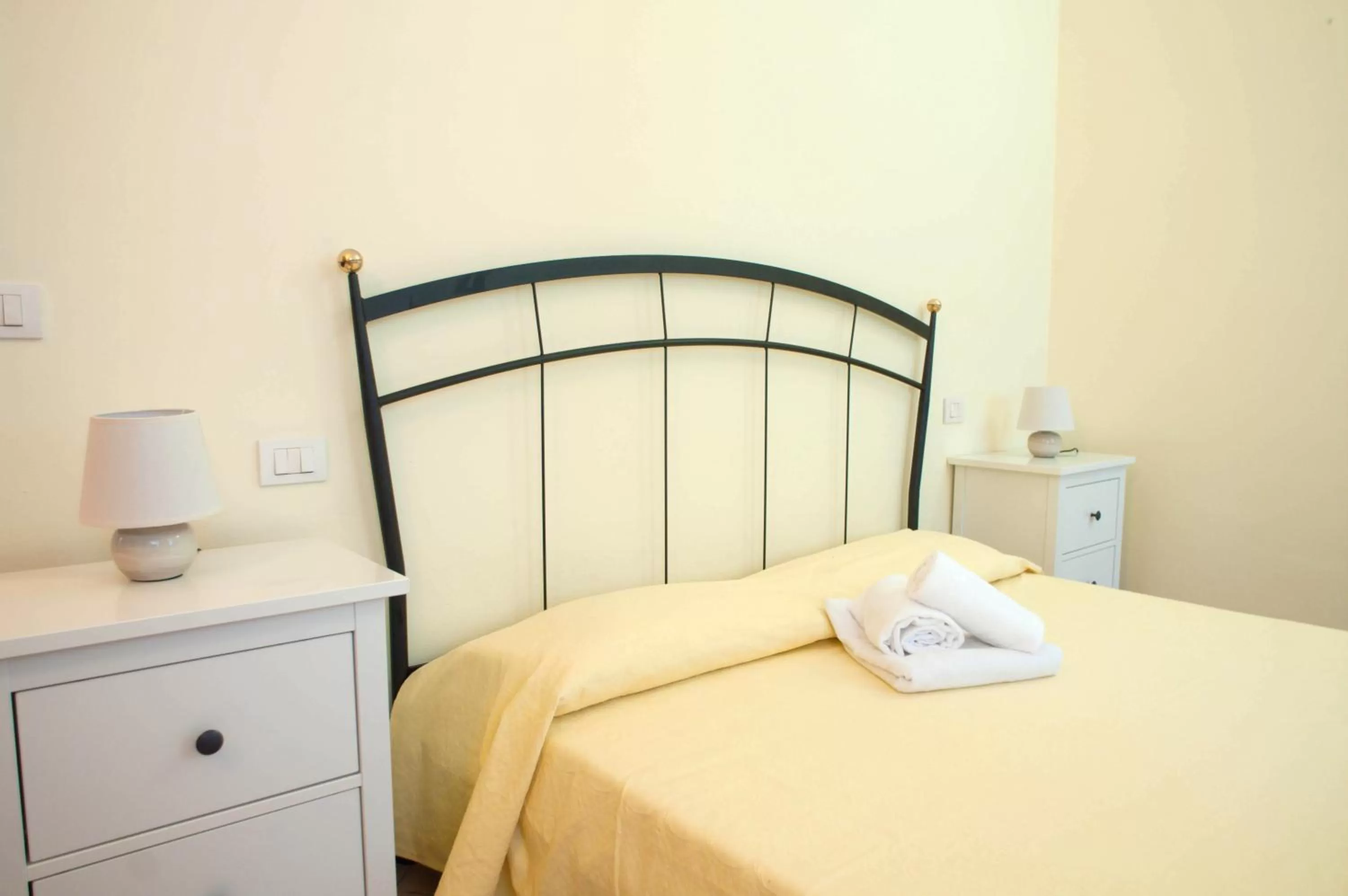 Bedroom, Bed in CASALE LA FATA -tipico toscano immerso nelle colline tra Lucca e Versilia, 6 appartamenti indipendenti