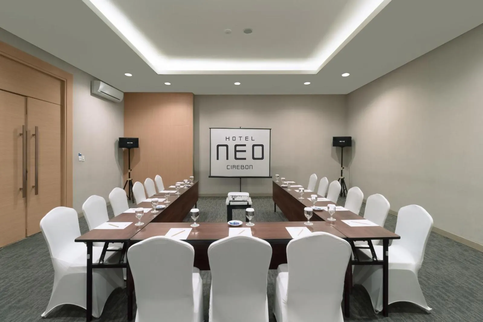 Meeting/conference room in Hotel NEO Cirebon by ASTON