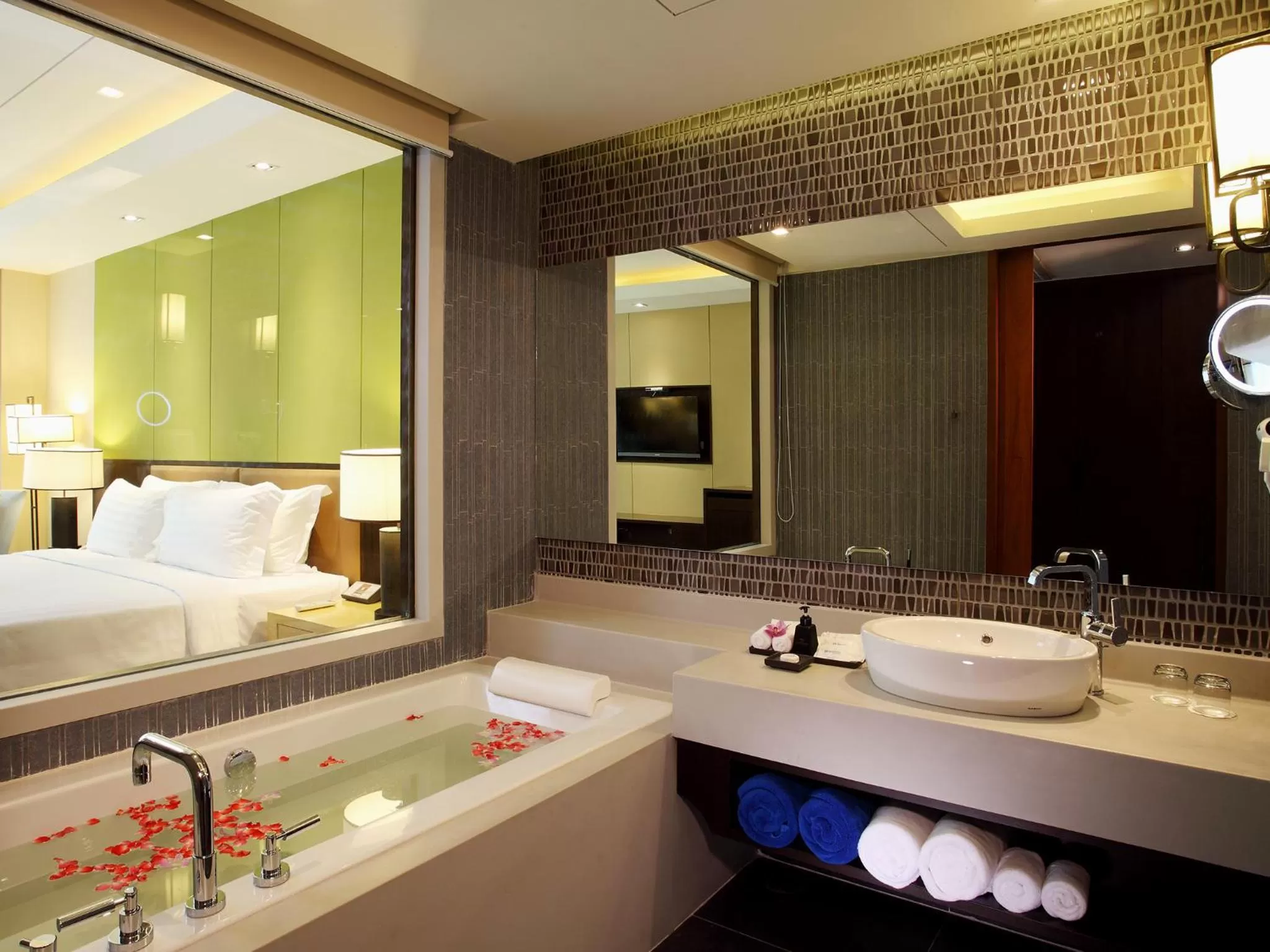 Bathroom, Bed in Graceland Khaolak Beachfront Resort