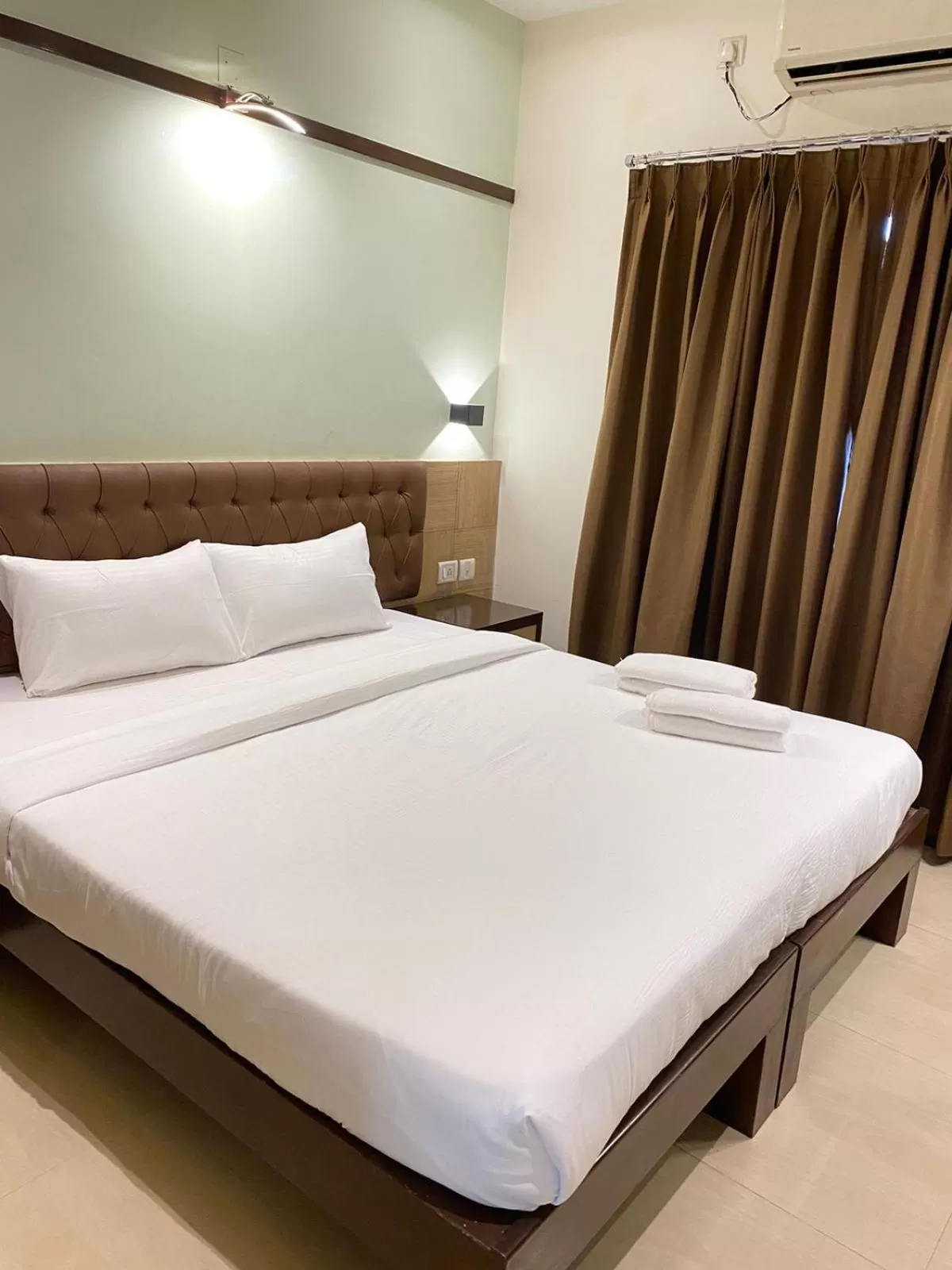 Bedroom, Bed in Hotel Plaza Heights by RAK Rooms, Mangaluru
