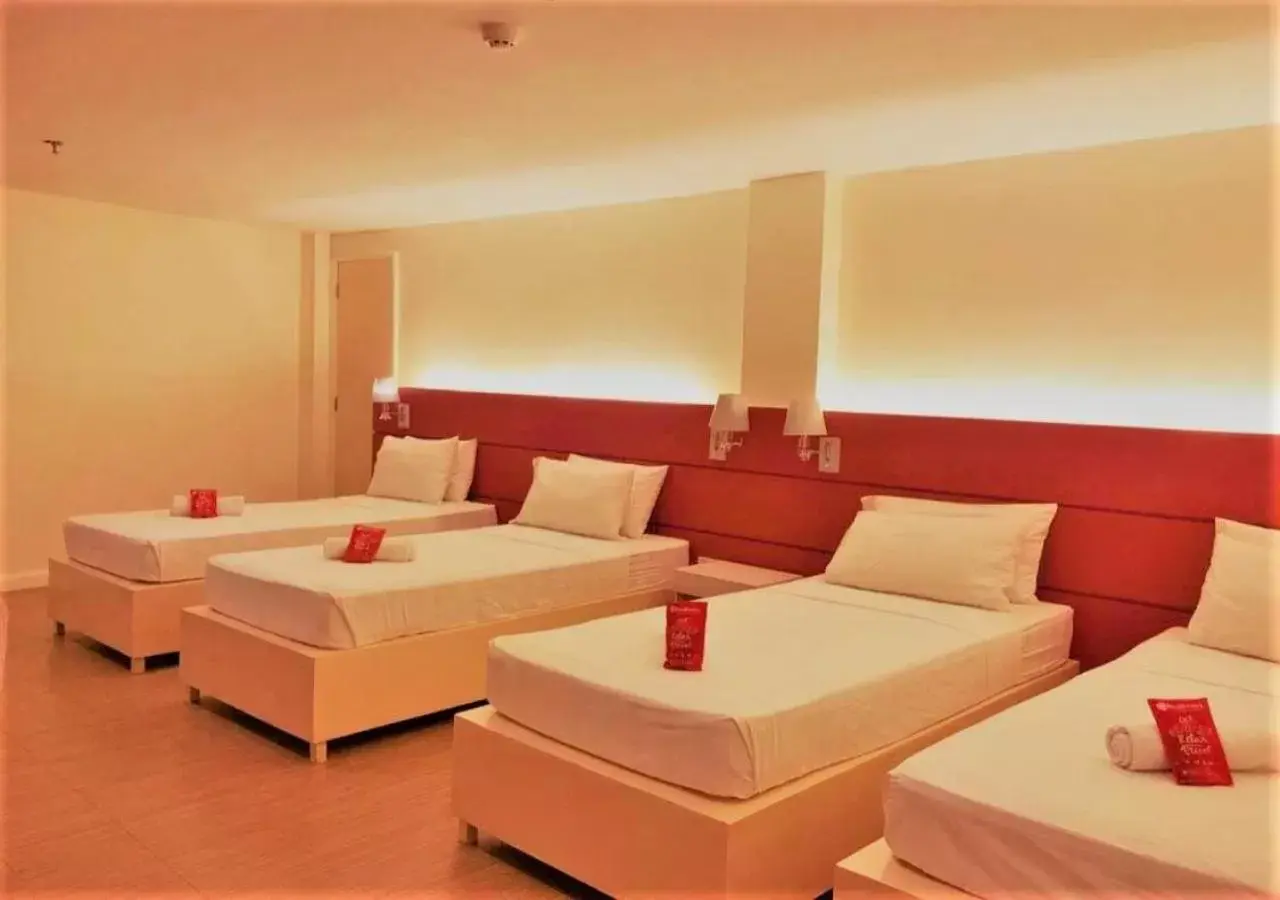 Quadruple Room in RedDoorz Plus at Hotel Metro Kalibo Quadruple Room in RedDoorz Plus at Hotel Metro Kalibo