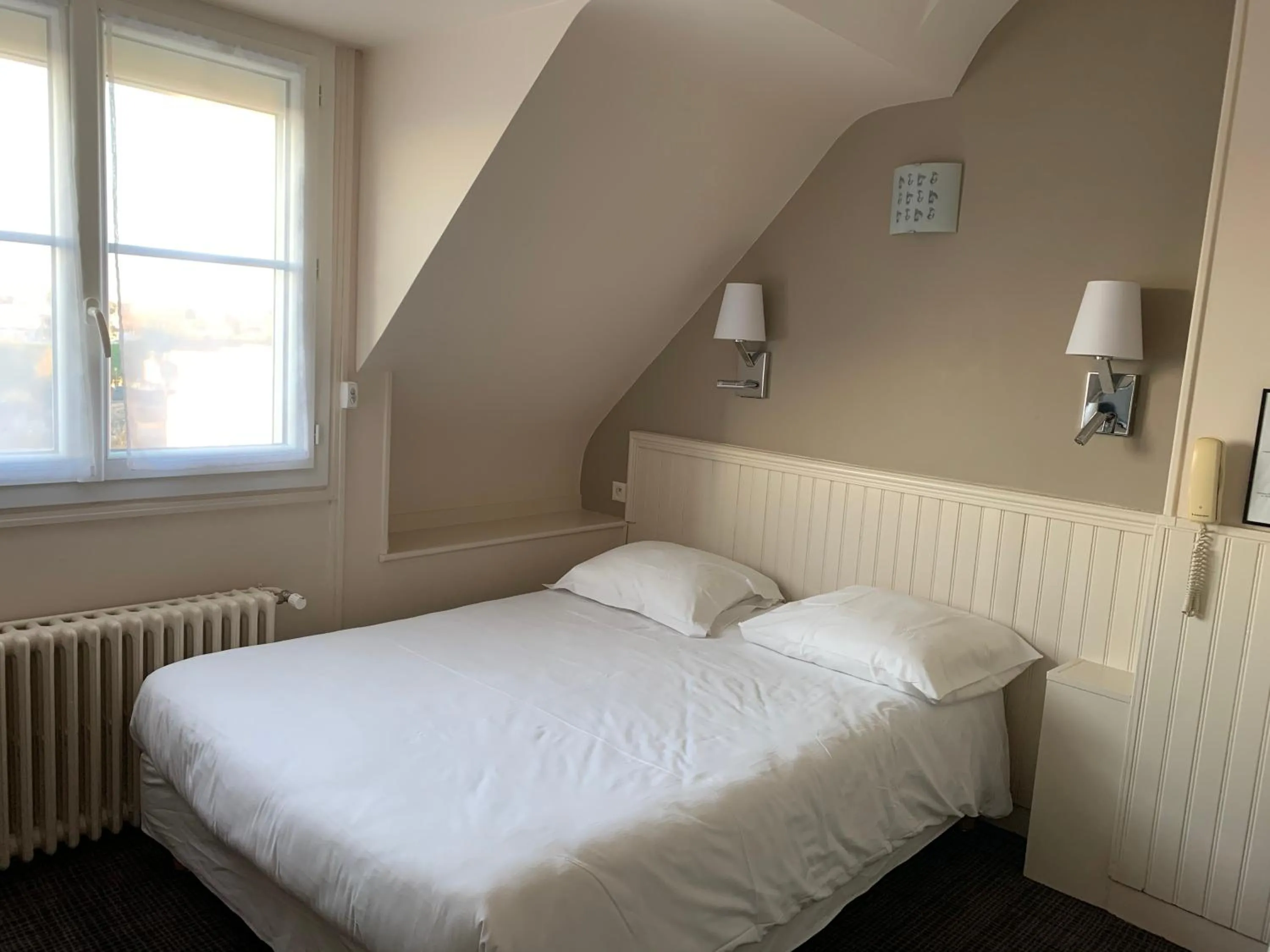 Photo of the whole room, Bed in Hotel Anne De Bretagne BLOIS