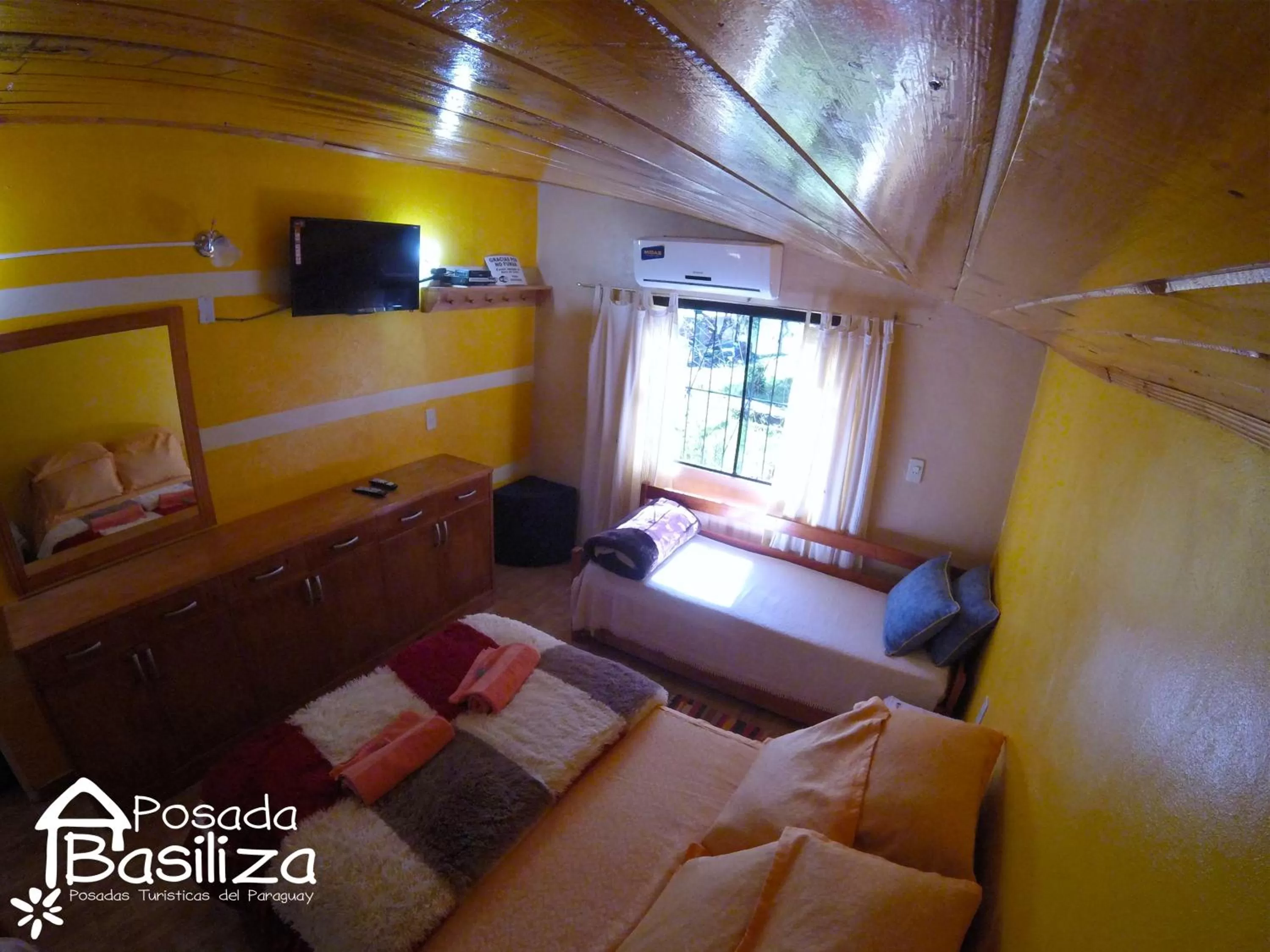 Photo of the whole room, Bed in Posada Basiliza, Encarnación PY