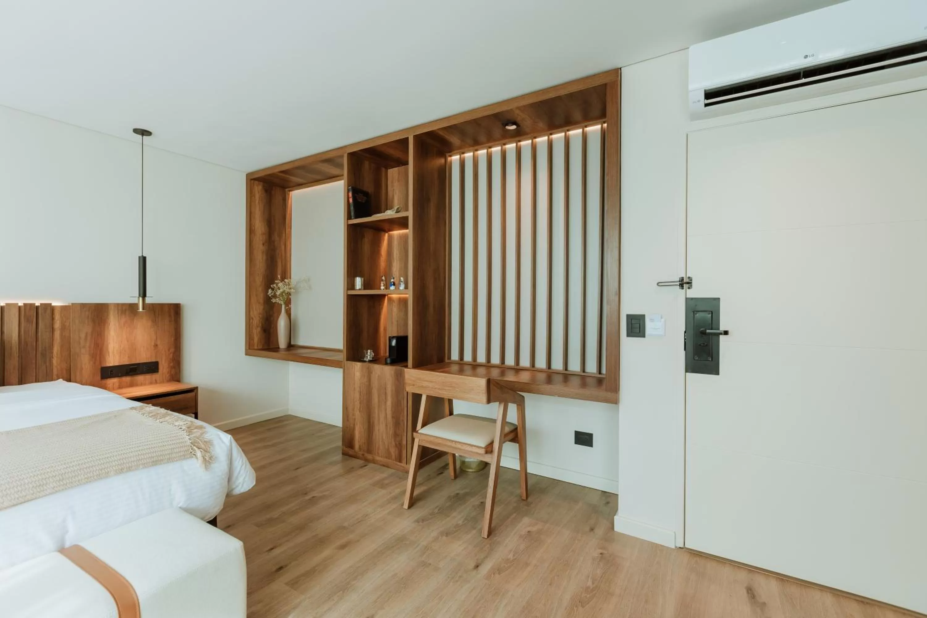 Photo of the whole room, Bed in 1616 Hotel