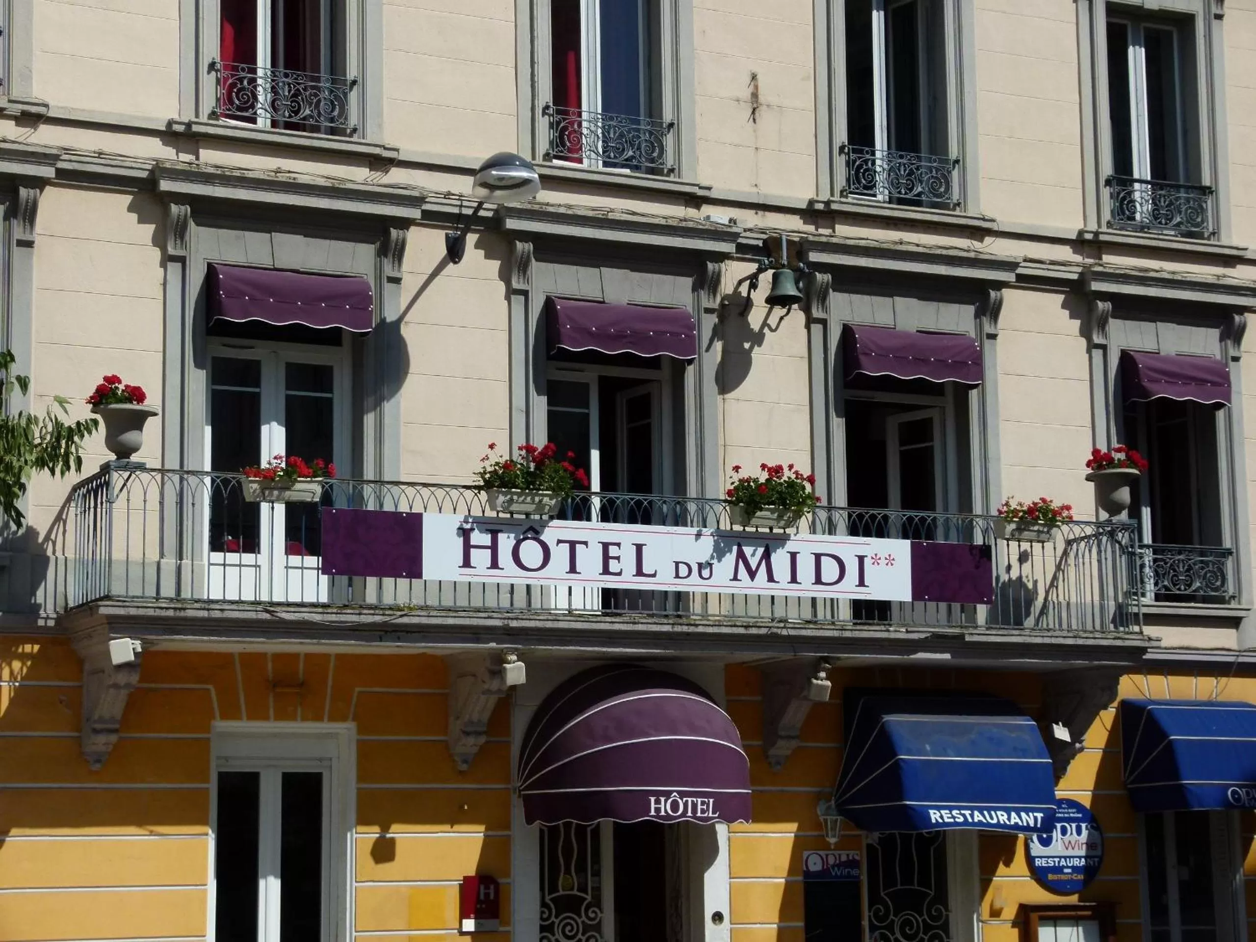 Facade/entrance in Hôtel du Midi