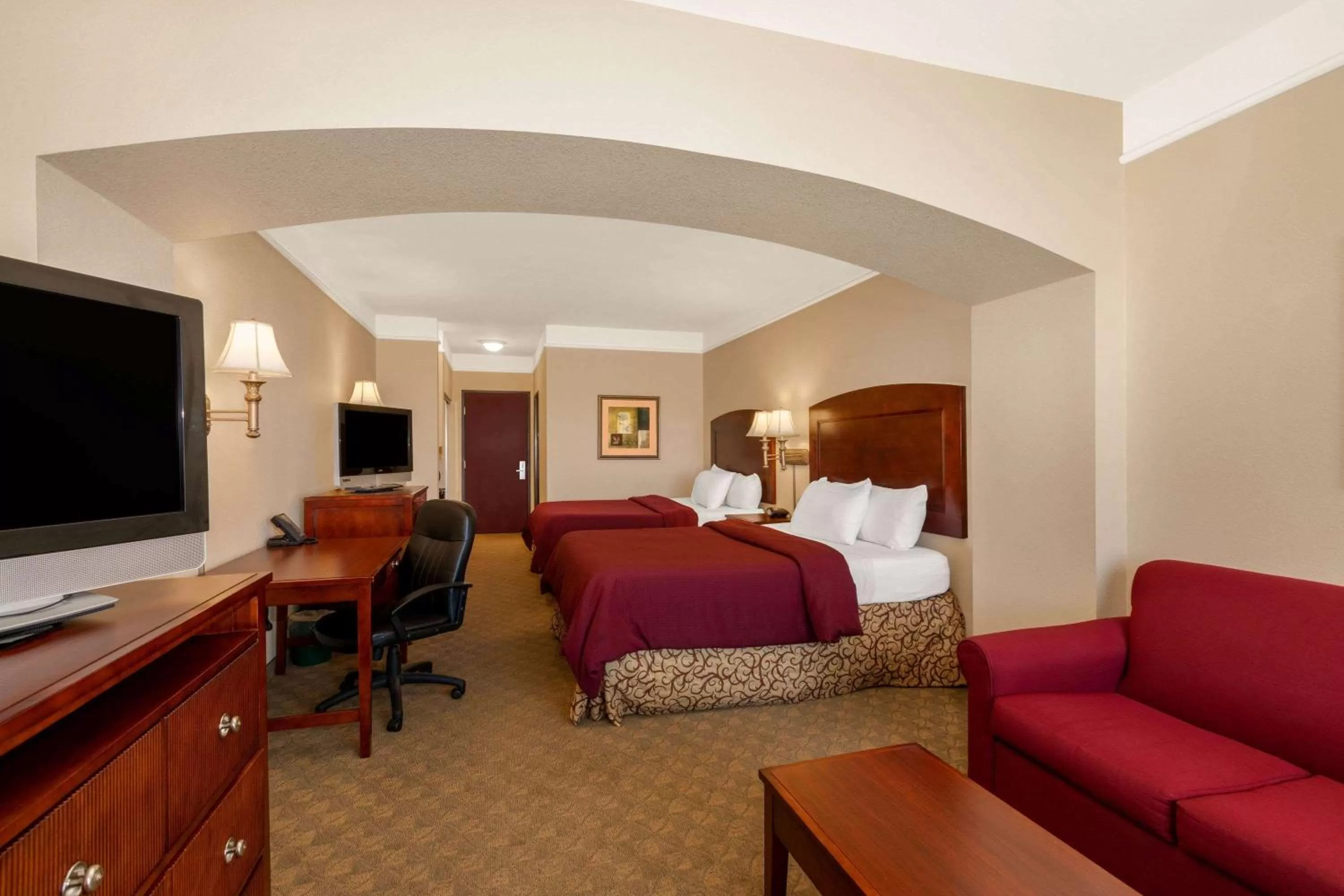 Photo of the whole room, Bed in La Quinta by Wyndham Dodge City