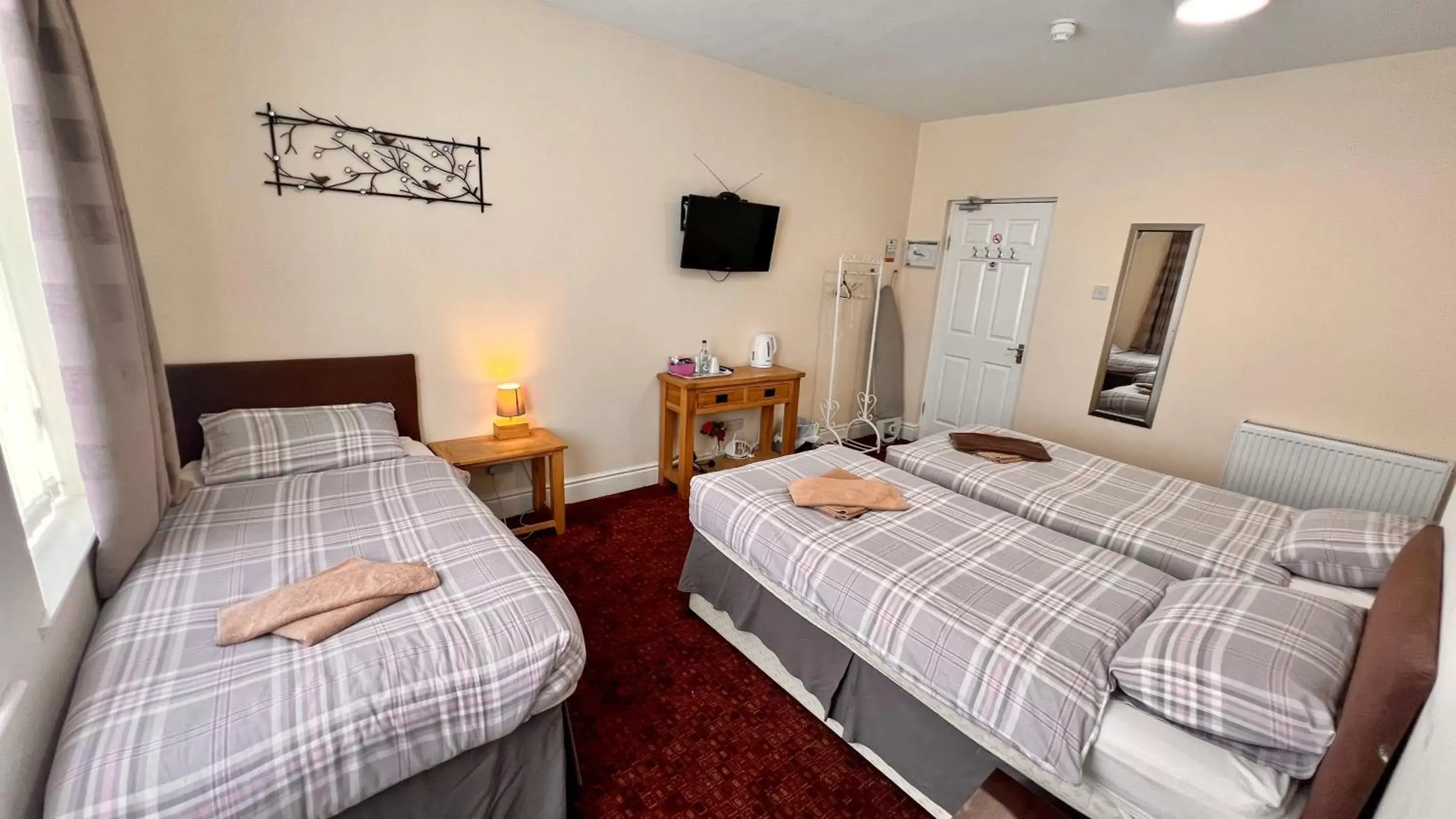 Triple Room with Shower in The Cabbage Hall Hotel Triple Room with Shower in The Cabbage Hall Hotel