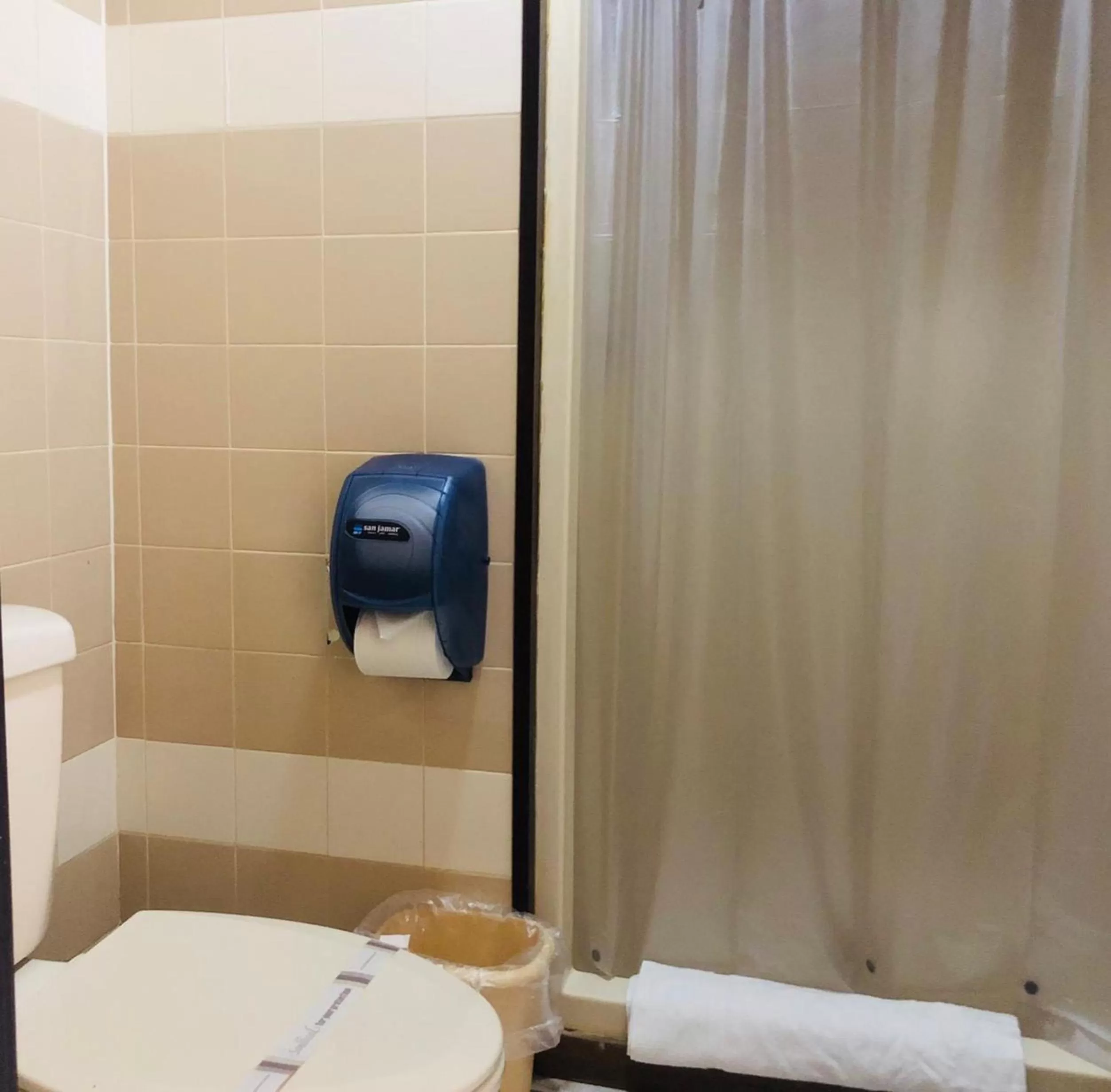 Bathroom in Arecibo Inn