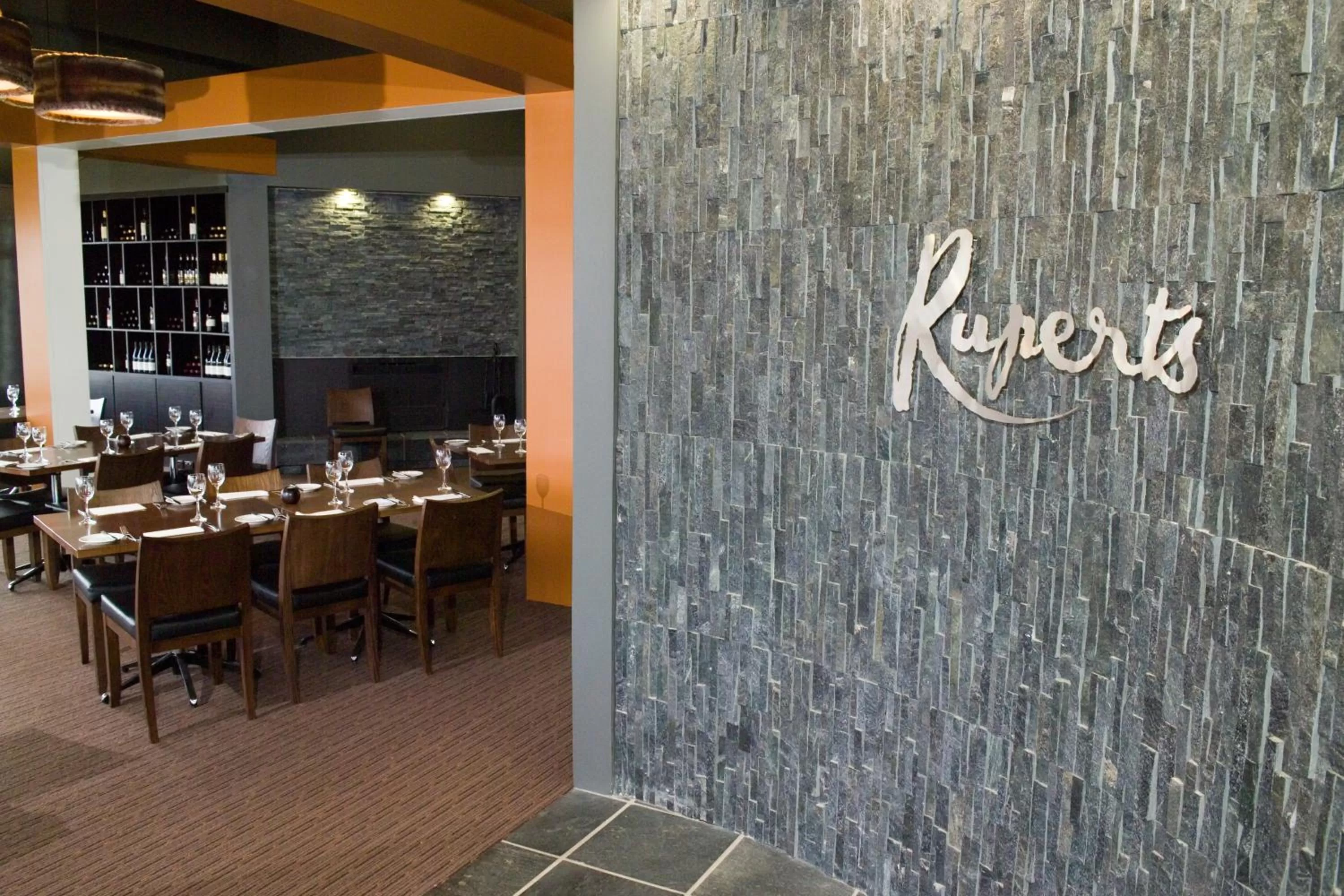 Restaurant/places to eat in Coachmans Inn Warwick