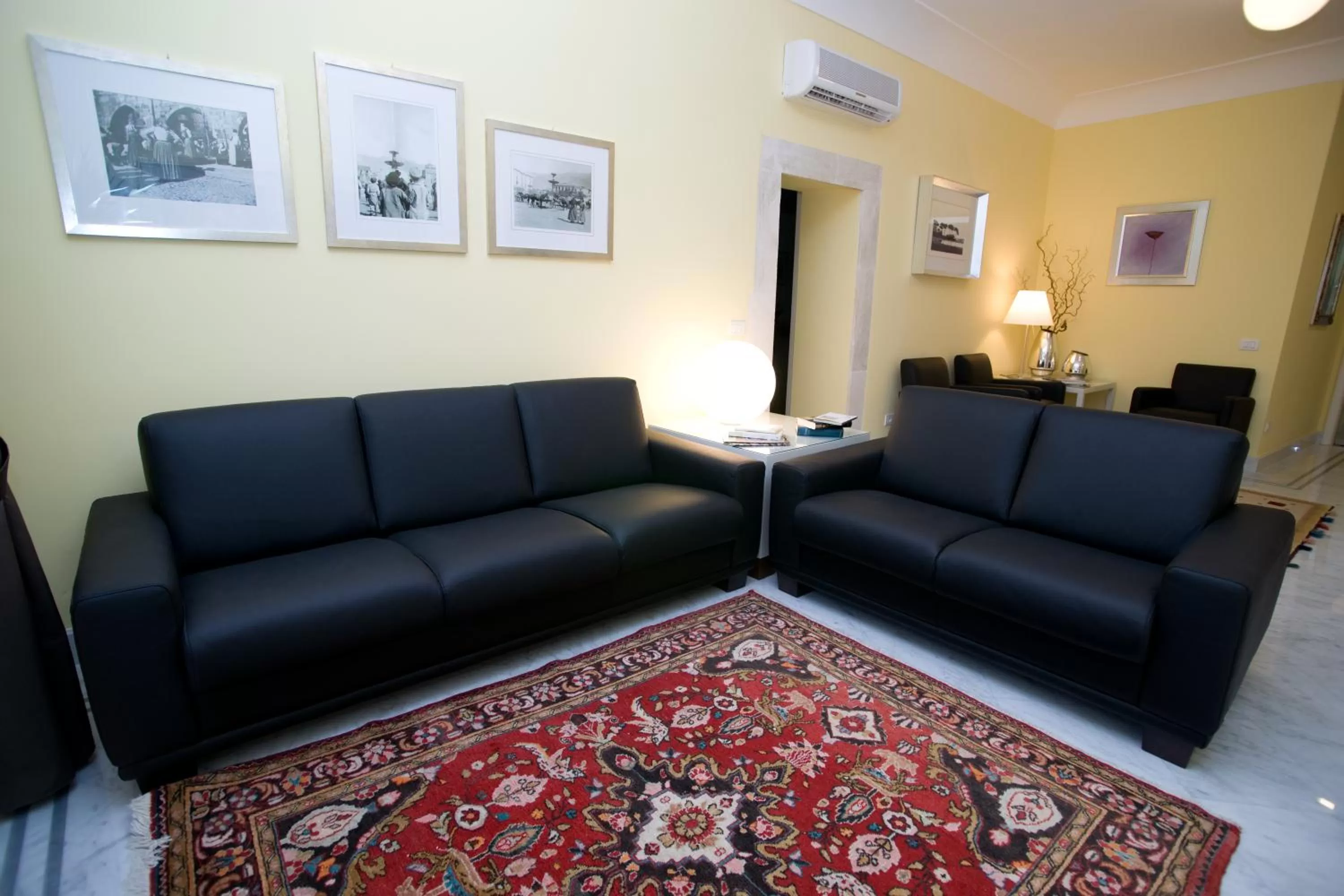 Communal lounge/ TV room in La Locanda di Gino