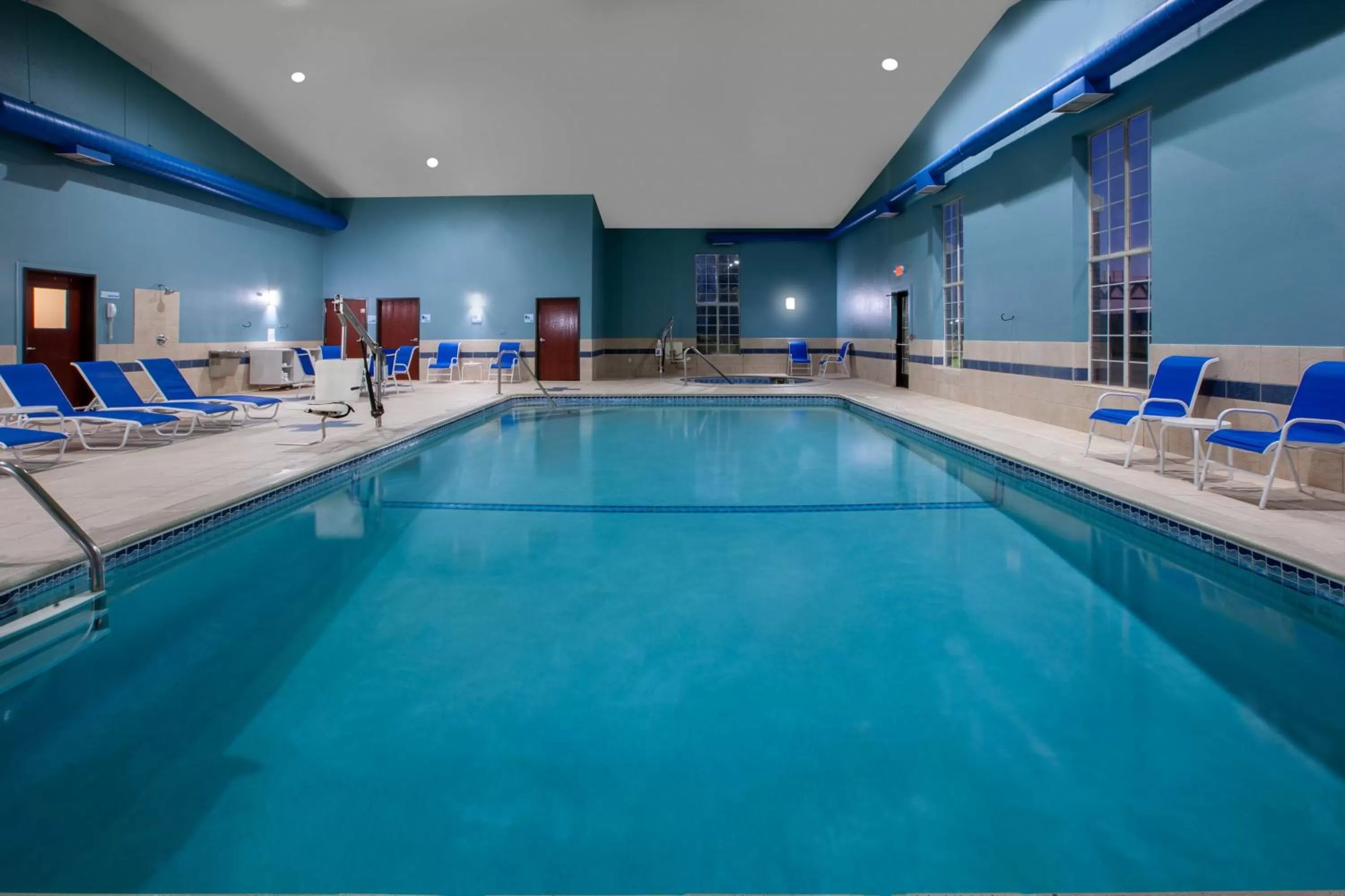 Swimming pool in Holiday Inn Express Hotel & Suites Woodhaven by IHG