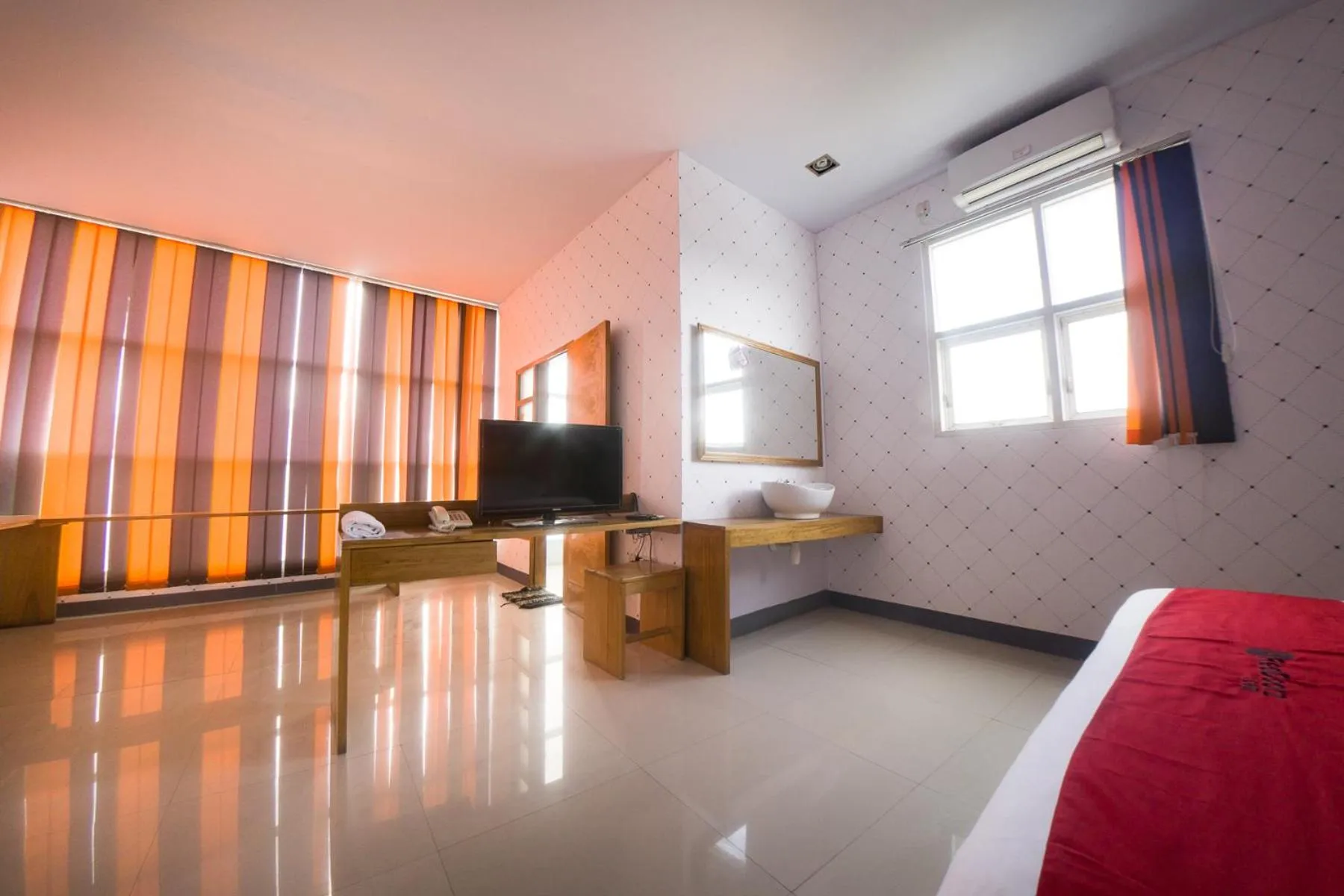 Living room, Bed in RedDoorz Plus Syariah @ Pentadio Gorontalo