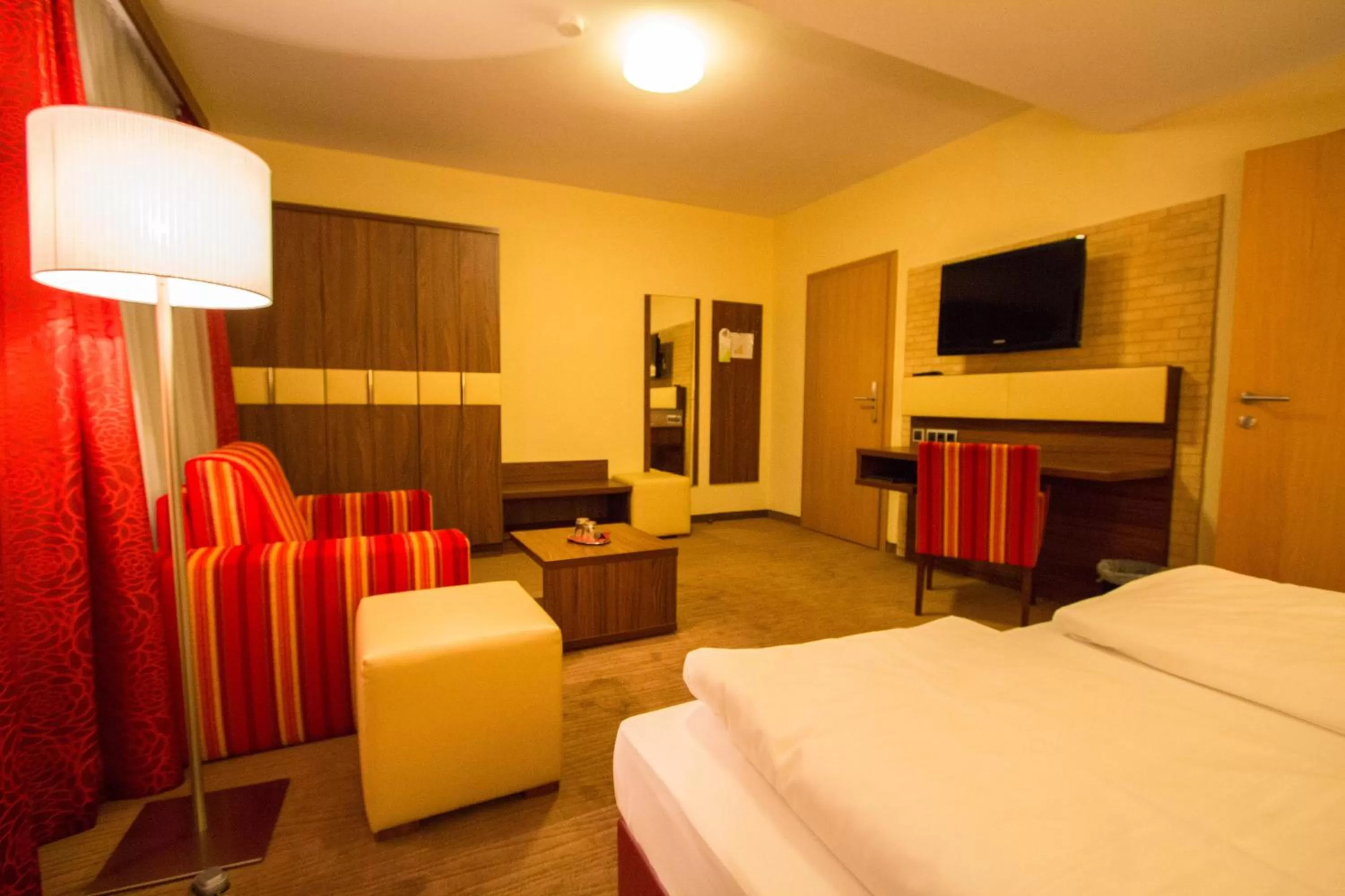 Photo of the whole room, TV/Entertainment Center in SCHÖNIS-Landhotel