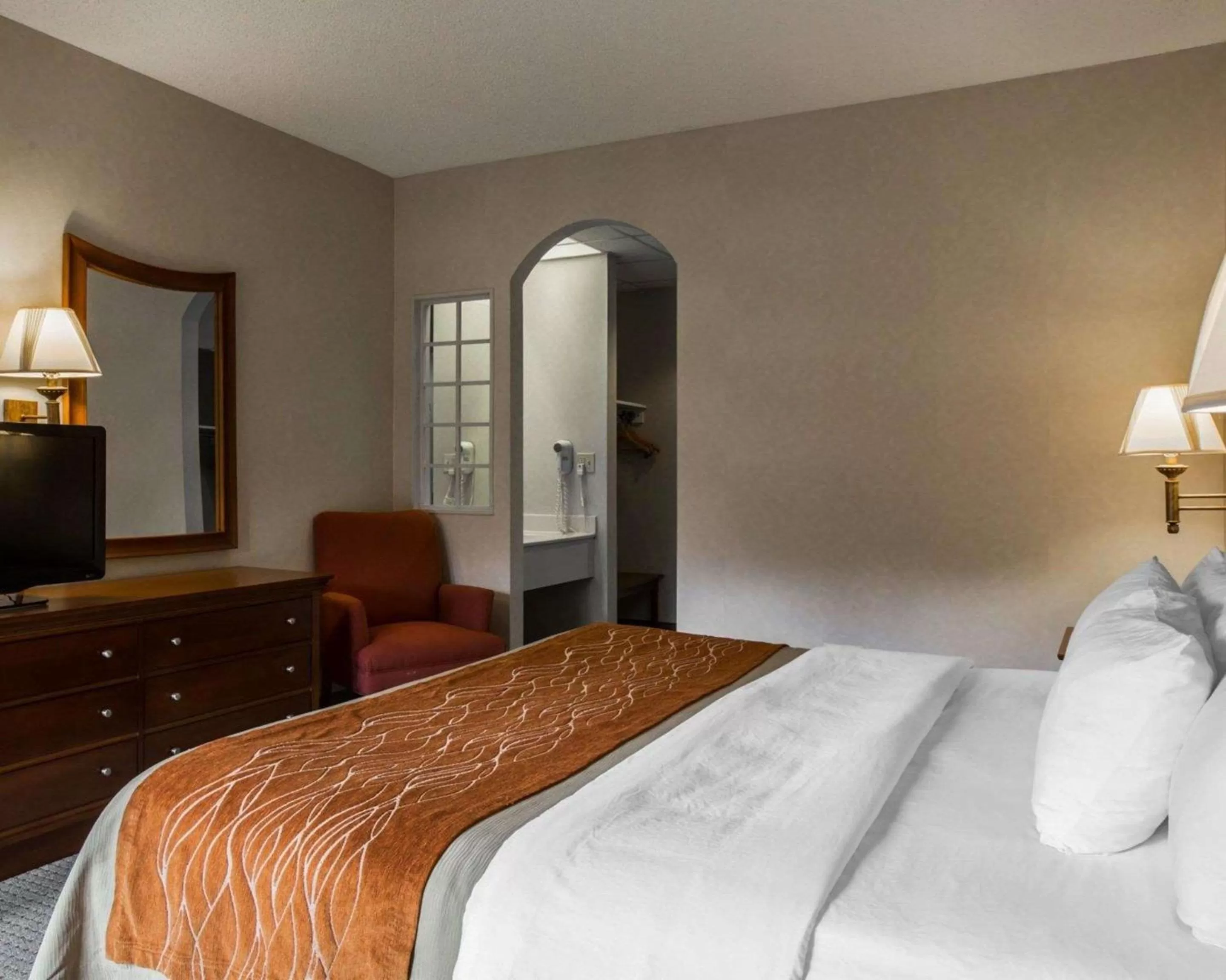 Photo of the whole room, Bed in Rodeway Inn & Suites Cherokee On the River