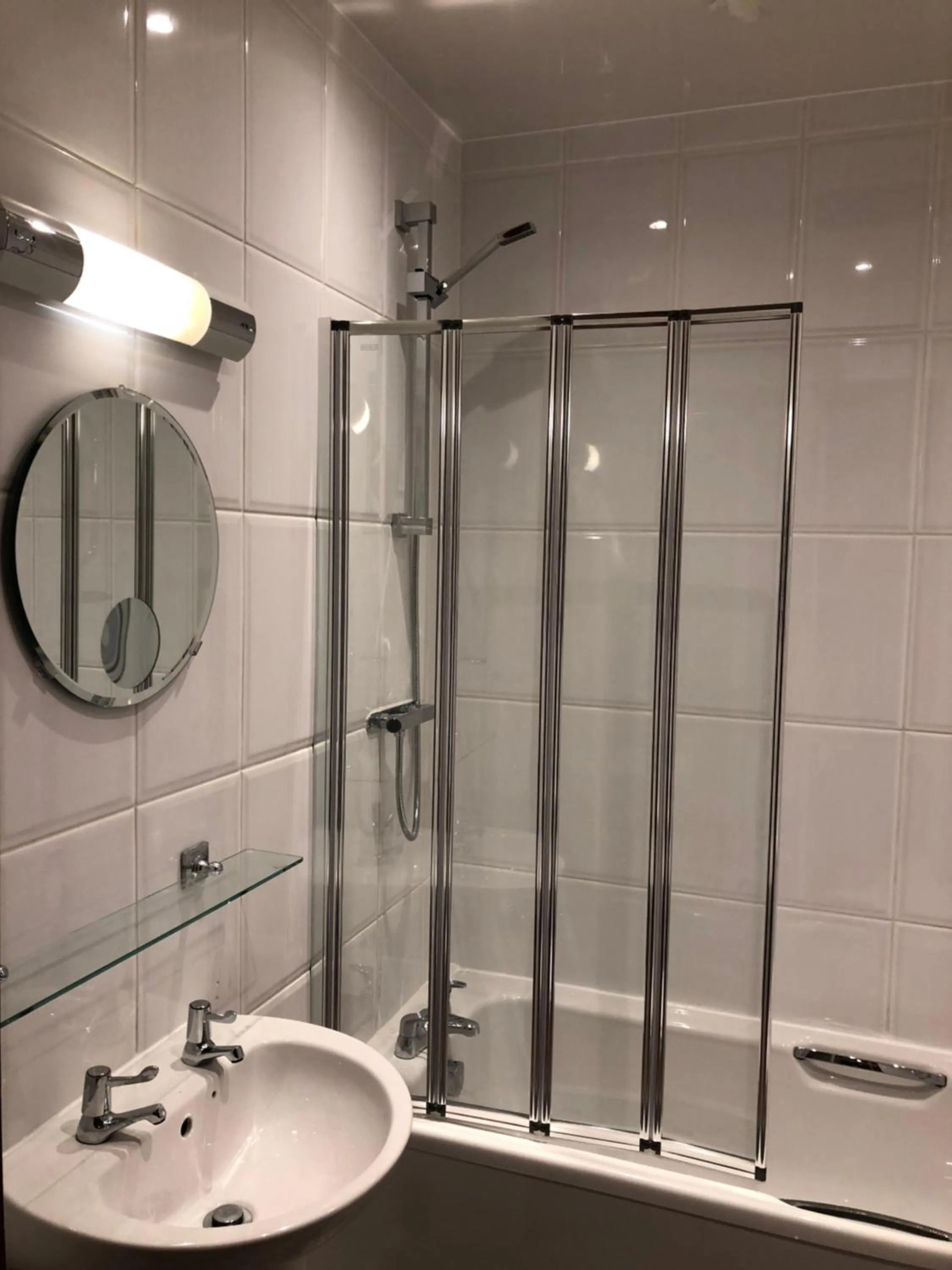 Bathroom in Devoncove Hotel Glasgow