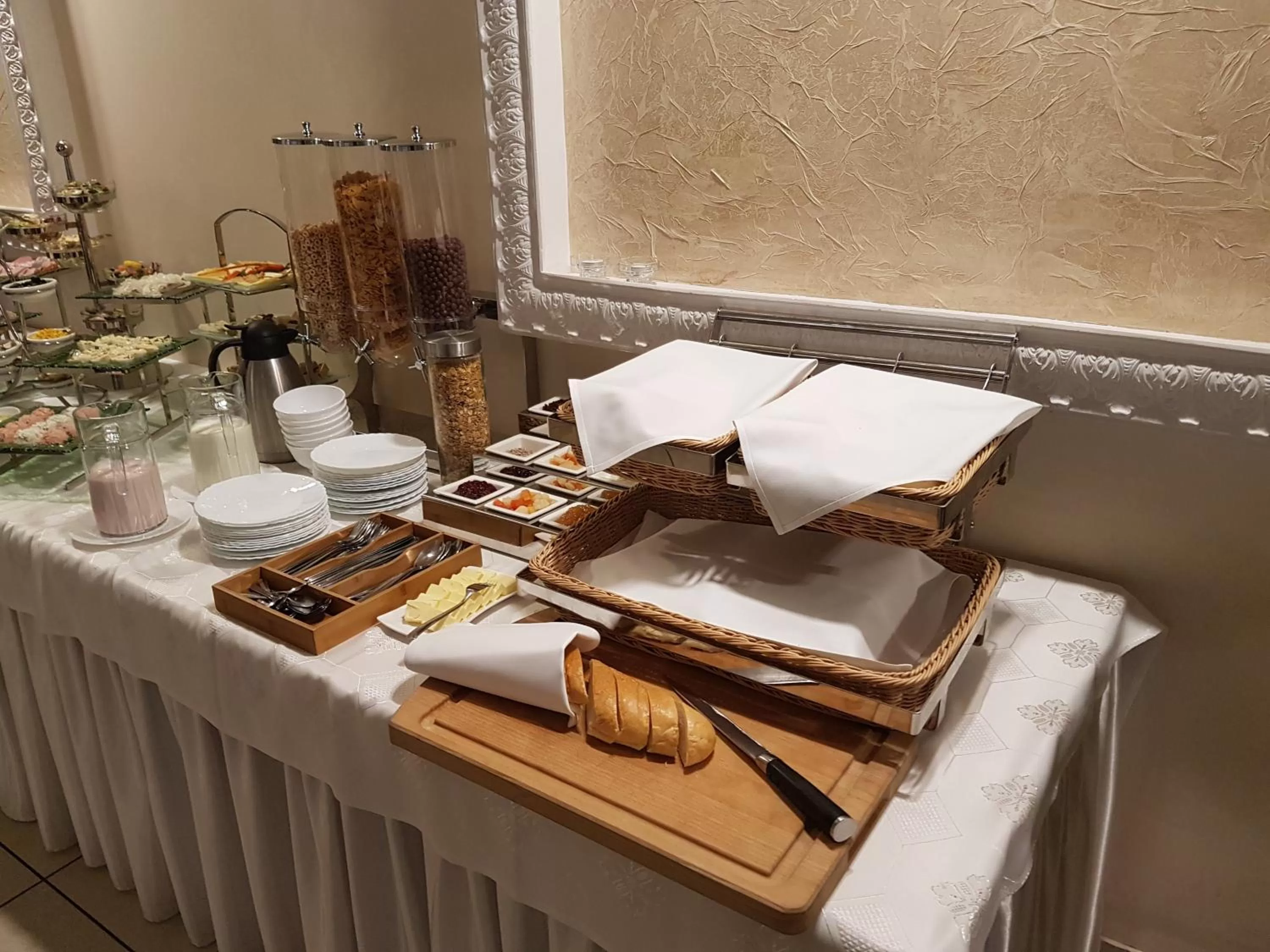 Buffet breakfast in Belweder