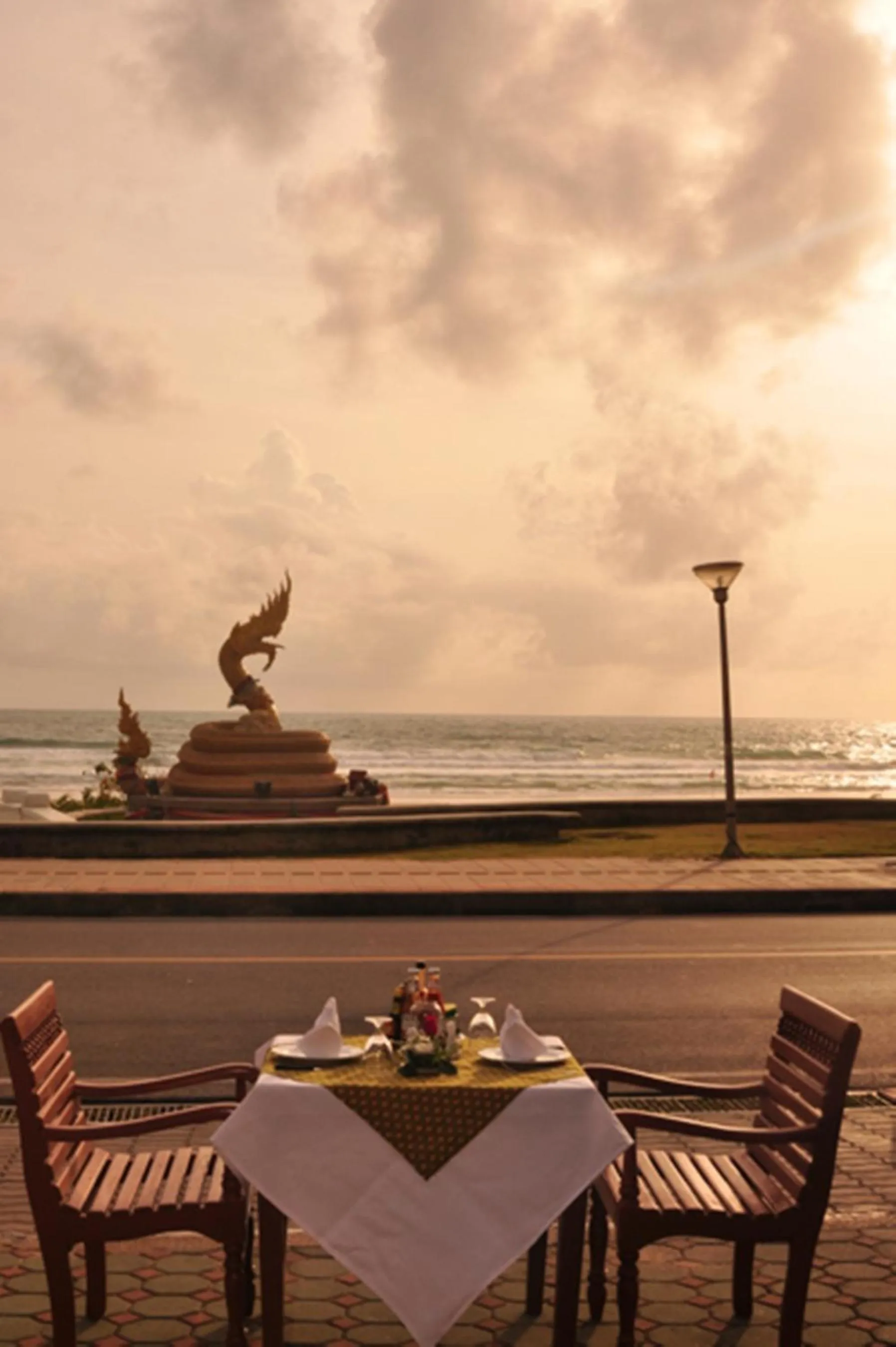 Restaurant/places to eat in Baan Karonburi Resort