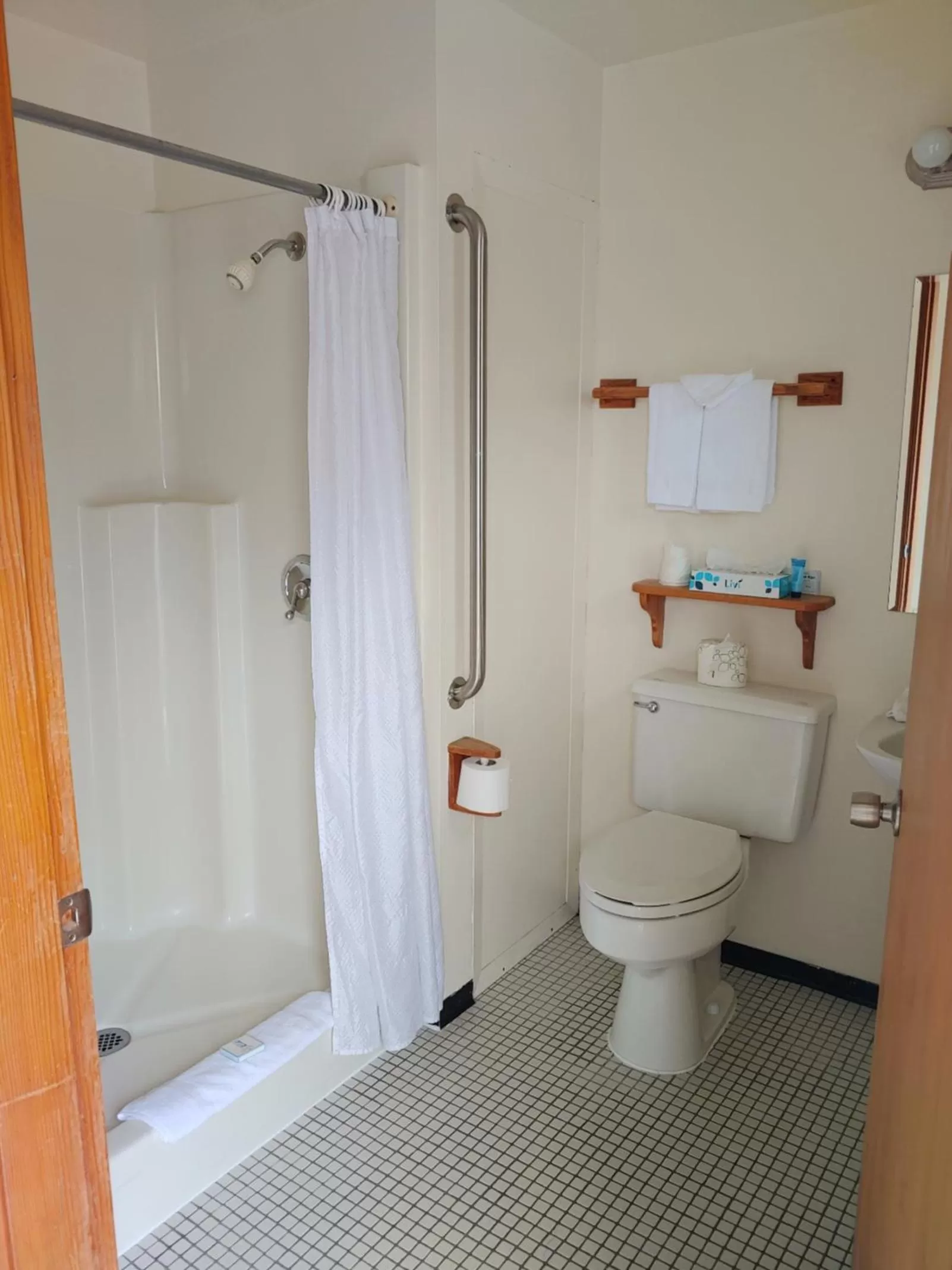 Shower in The Dublin House Motel