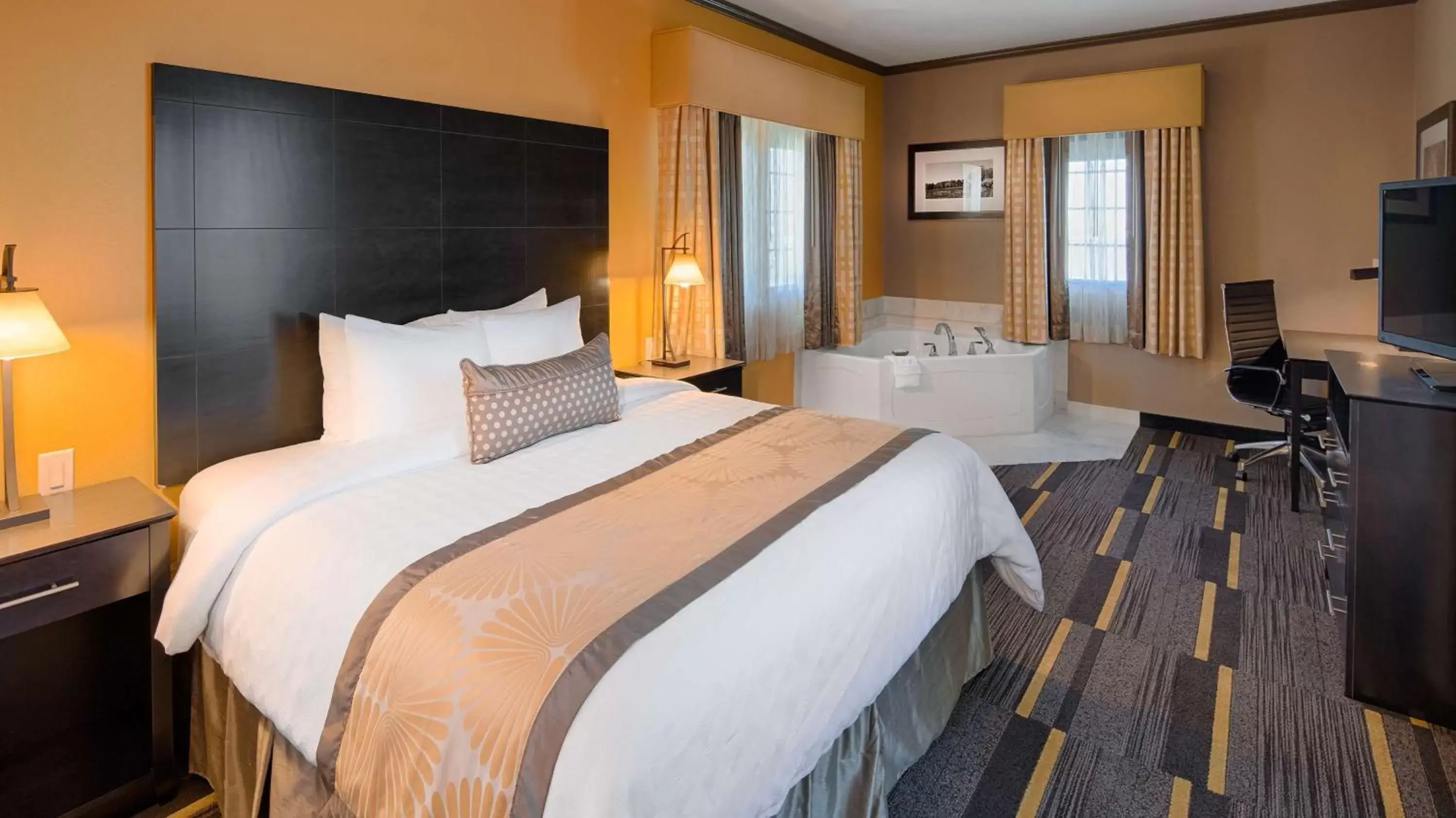 Deluxe King Suite - Non-Smoking in Best Western Plus Emerald Inn & Suites Deluxe King Suite - Non-Smoking in Best Western Plus Emerald Inn & Suites