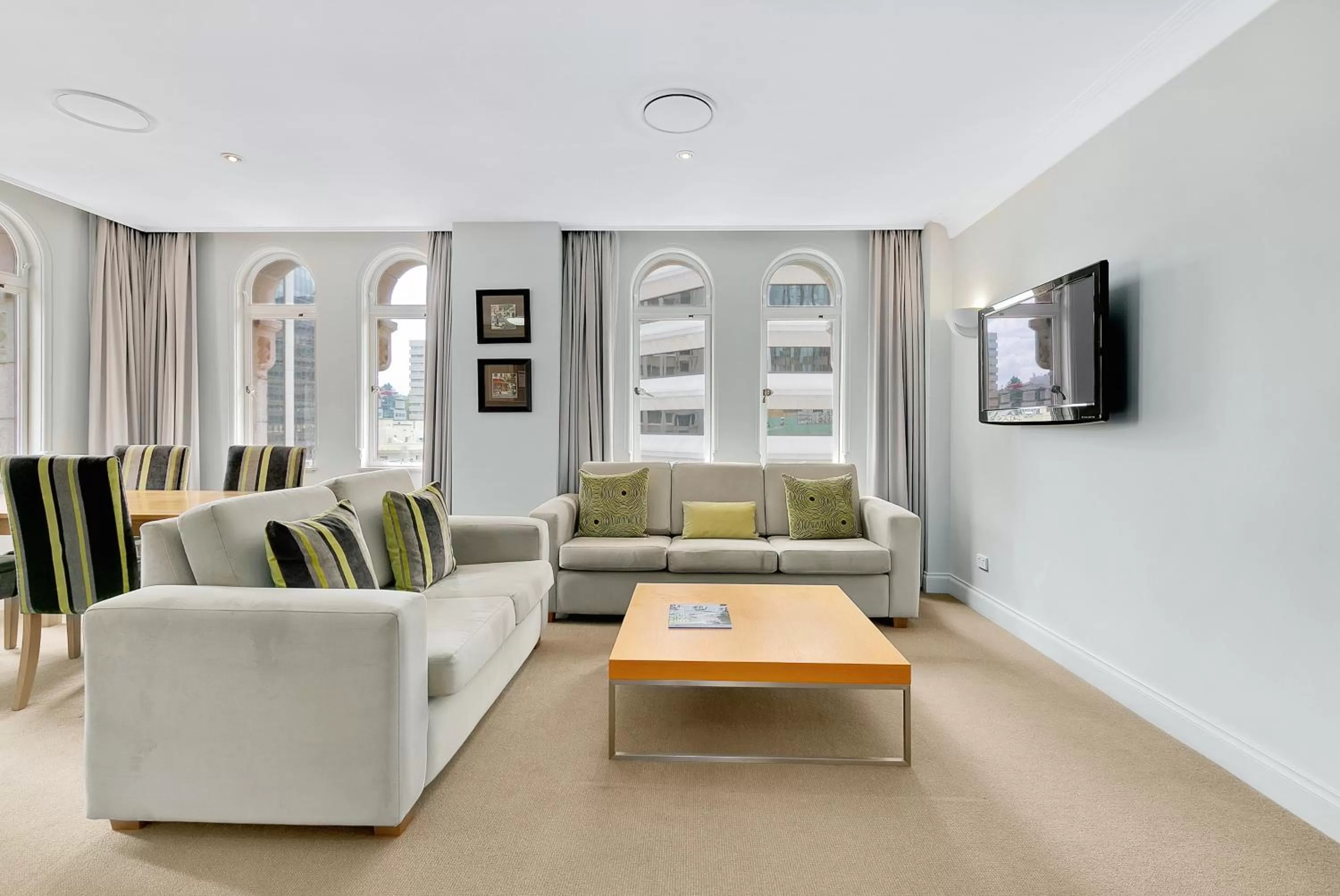 TV and multimedia in Manor Apartment Hotel