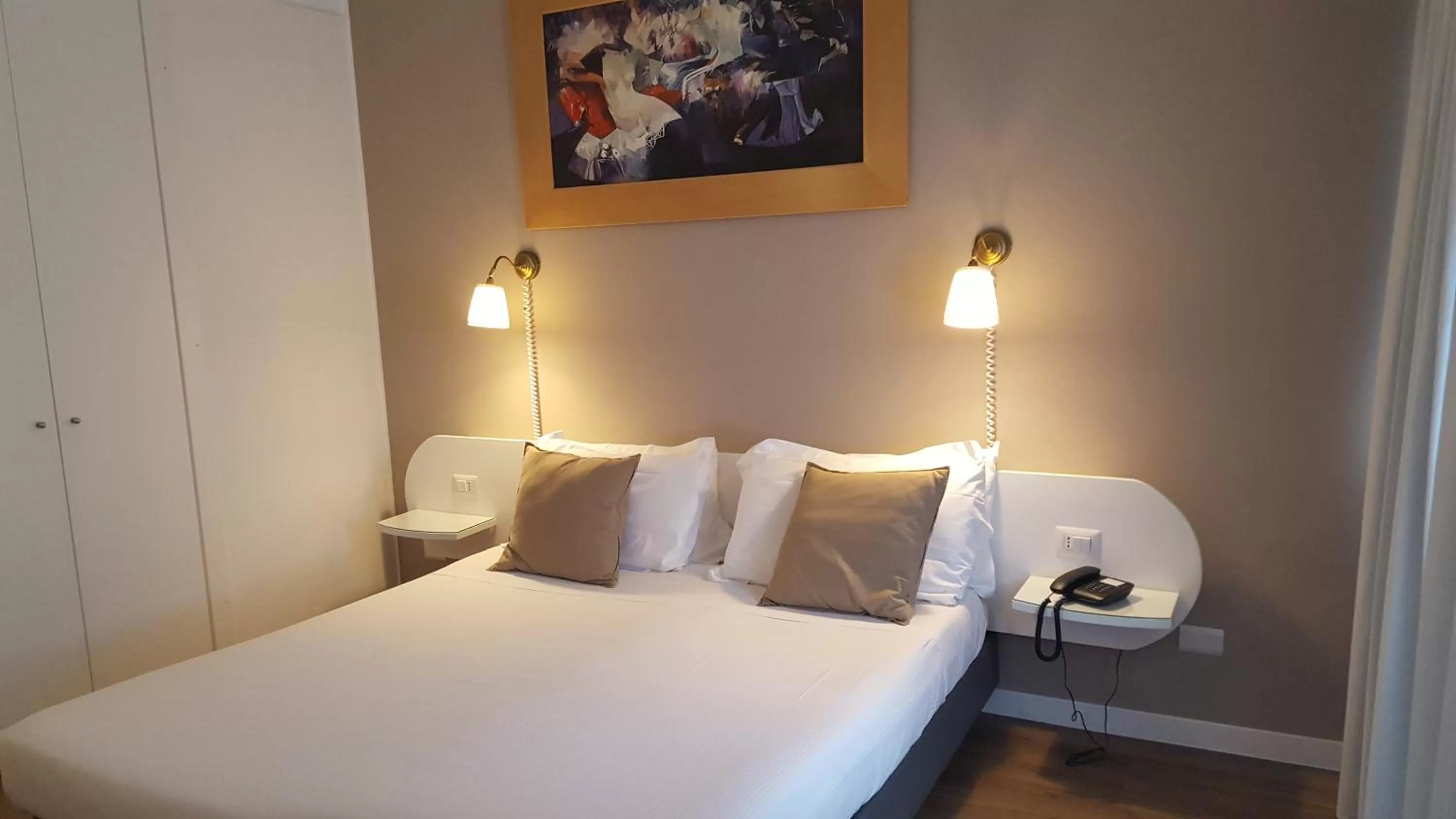 Bedroom, Bed in Green Hotel