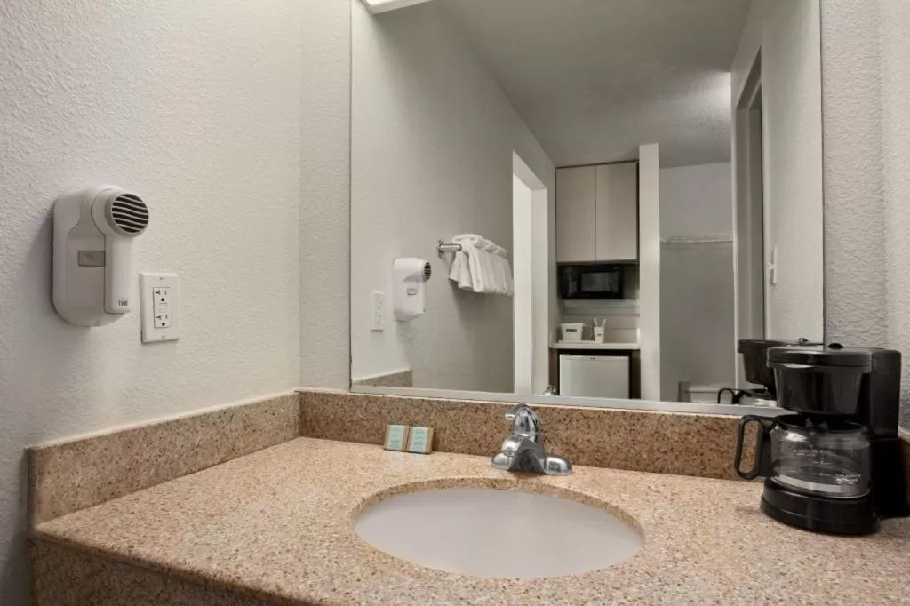 King Room - Non-Smoking in Travelodge by Wyndham Outer Banks/Kill Devil Hills