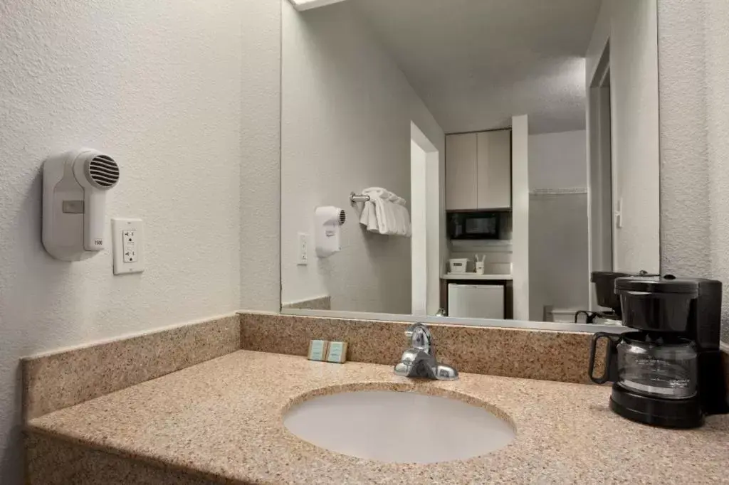 King Room - Non-Smoking in Travelodge by Wyndham Outer Banks/Kill Devil Hills King Room - Non-Smoking in Travelodge by Wyndham Outer Banks/Kill Devil Hills