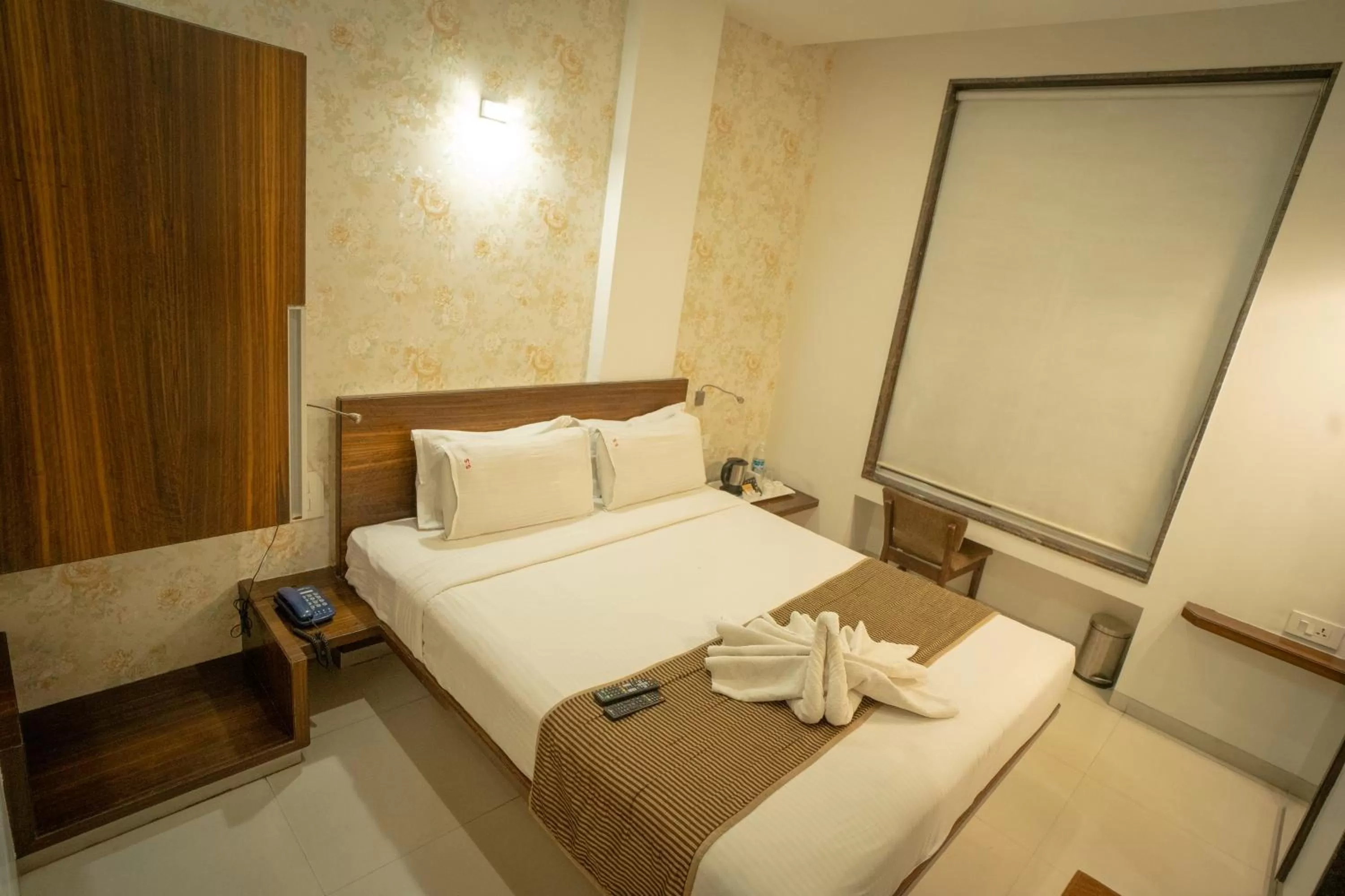 Bedroom, Bed in Hotel SRI SRI EXECUTIVE KOLHAPUR NEAR MAHALAXMI TEMPLE