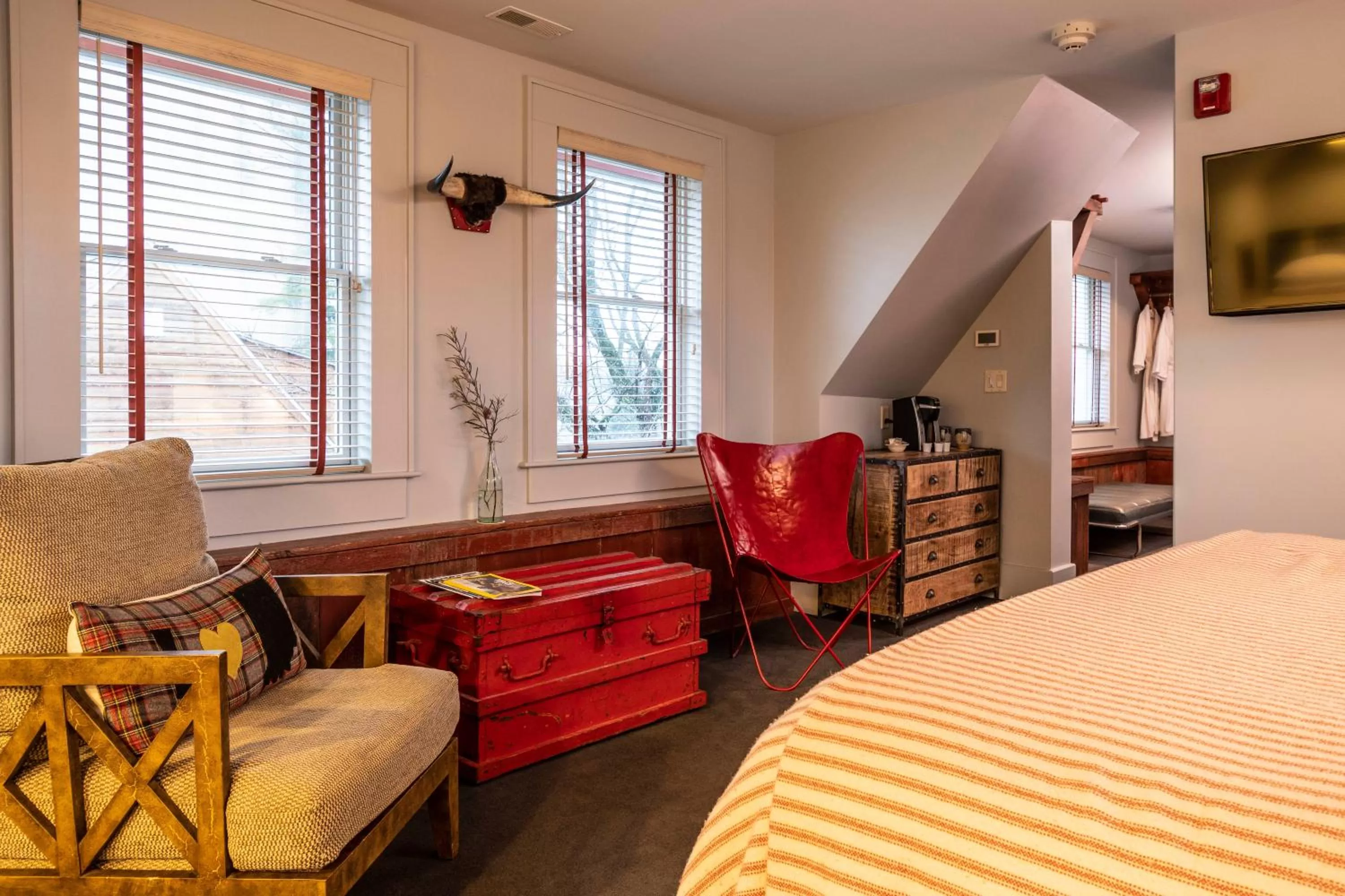 Seating area, Bed in Hotel Broad Ripple