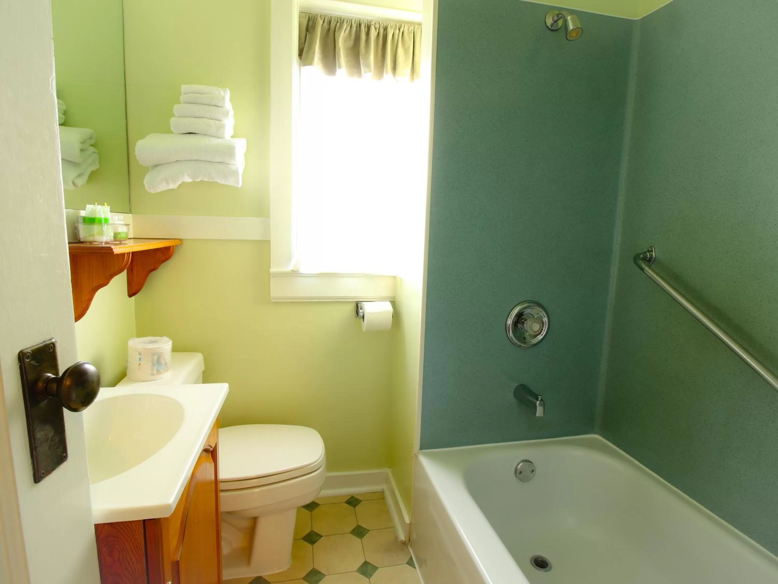 Shower in James Bay Inn Hotel, Suites & Cottage