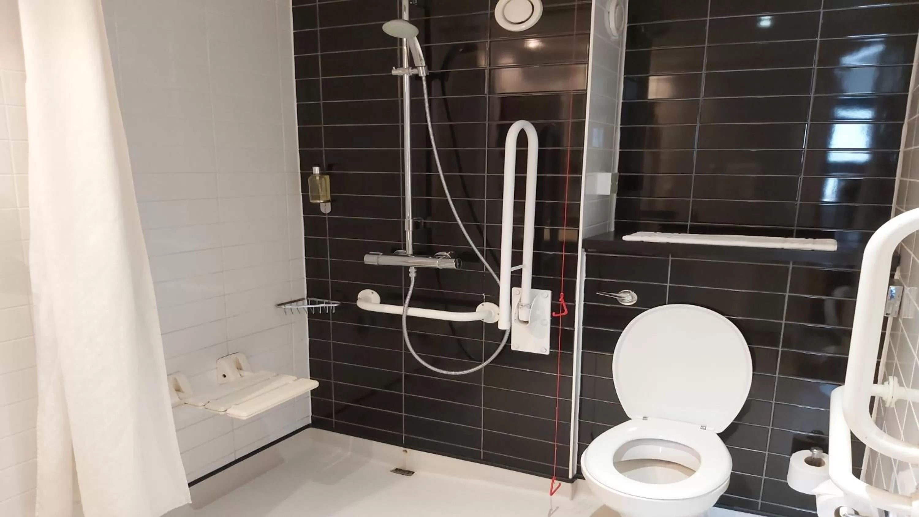 Bathroom in Holiday Inn Express York by IHG