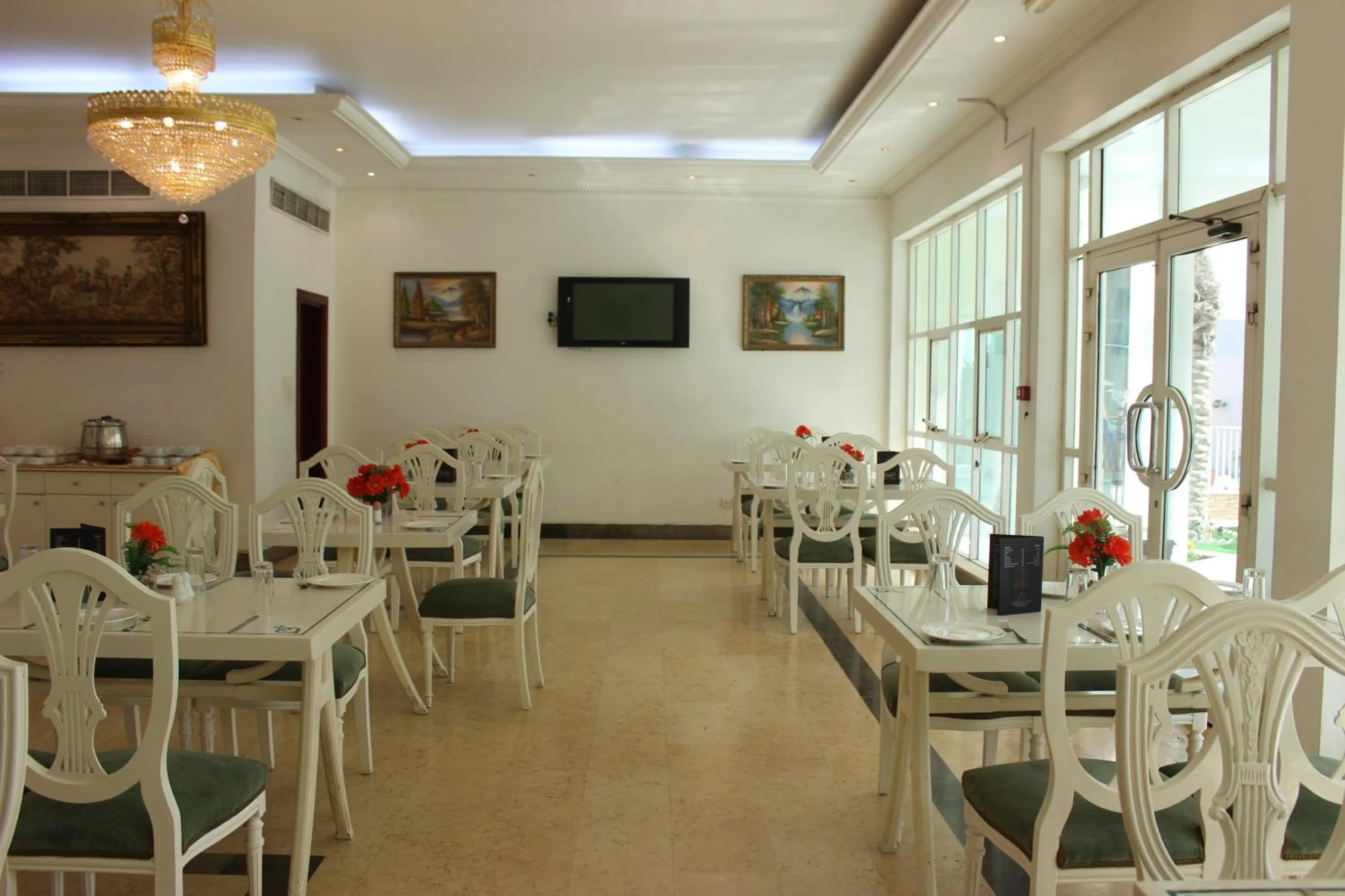 Restaurant/places to eat in Royal Residence Hotel Apartments
