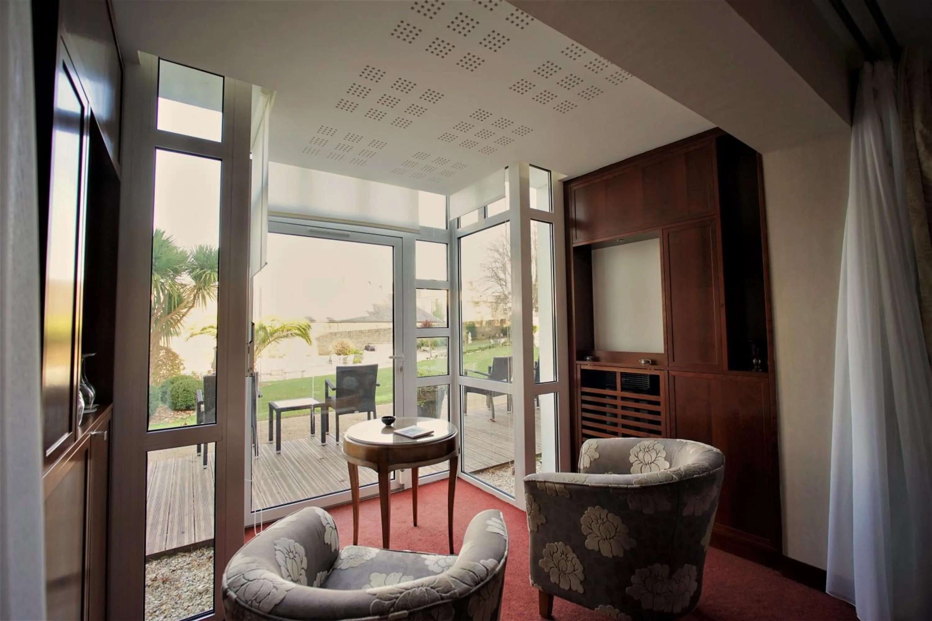 Garden view in Clos de Vallombreuse, The Originals Relais