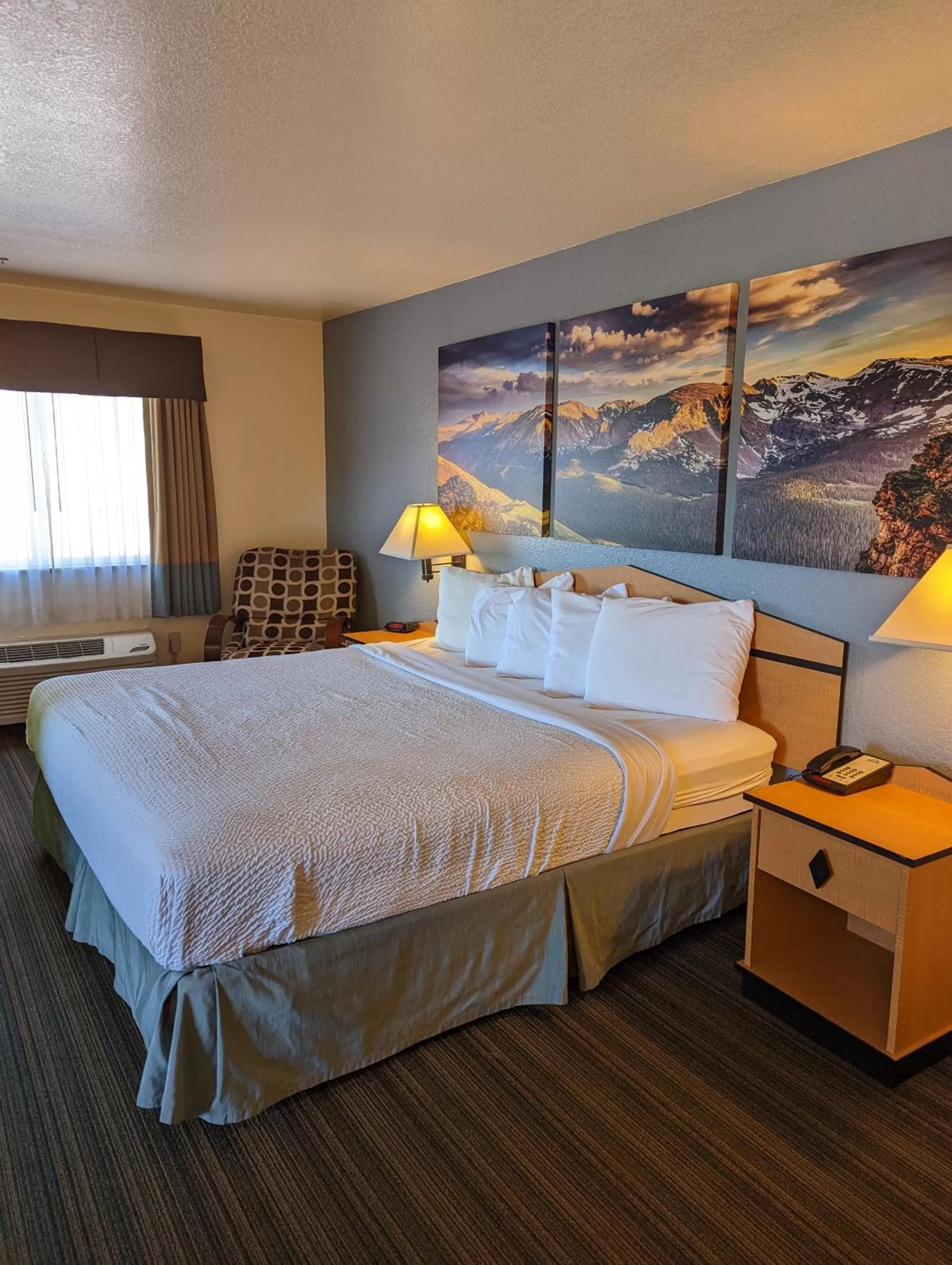 Deluxe Studio King Suite - Smoking in Days Inn & Suites by Wyndham Castle Rock