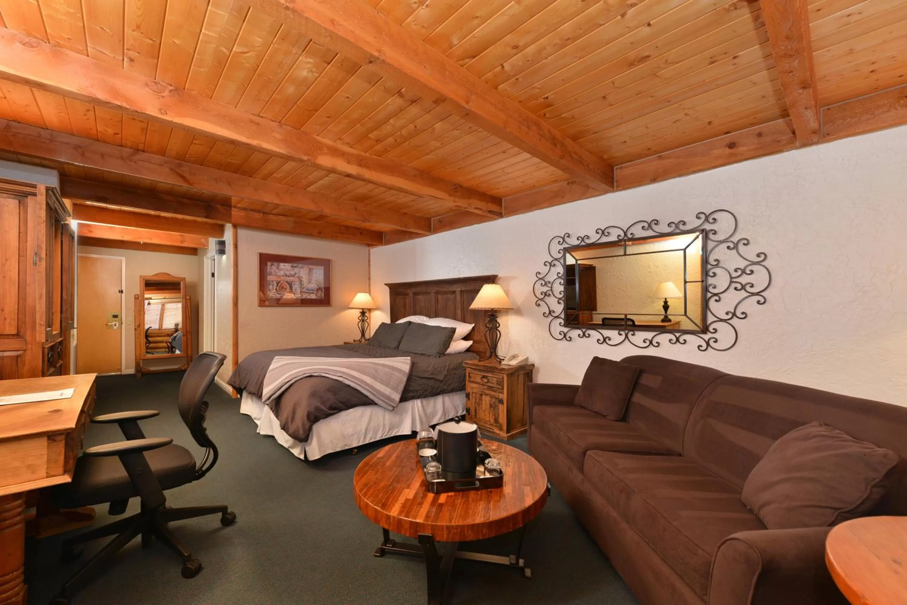 Photo of the whole room, Bed in The Boulder Creek Lodge