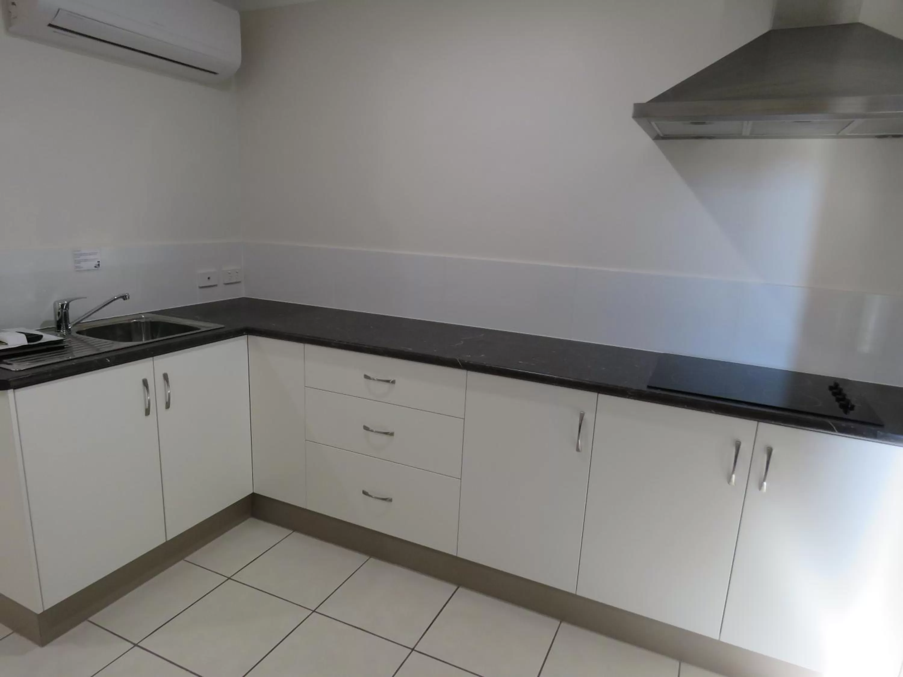 Kitchen/Kitchenette in Emerald Gardens Motel & Apartments