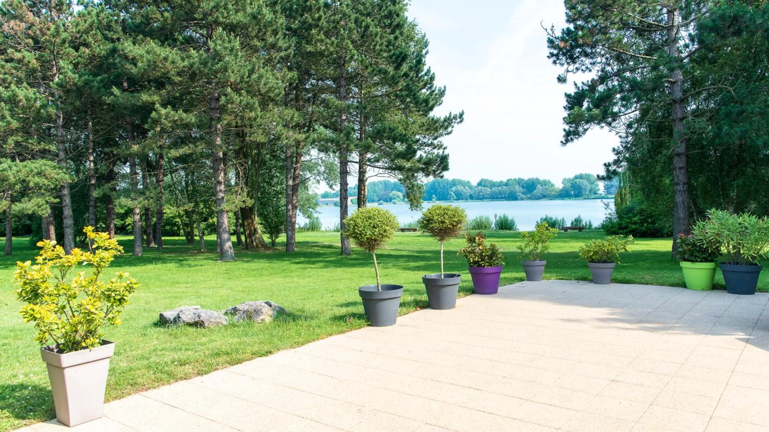 Patio in Best Western Hotel du Lac Dunkerque- Restaurant ouvert 7/7 midi et soir