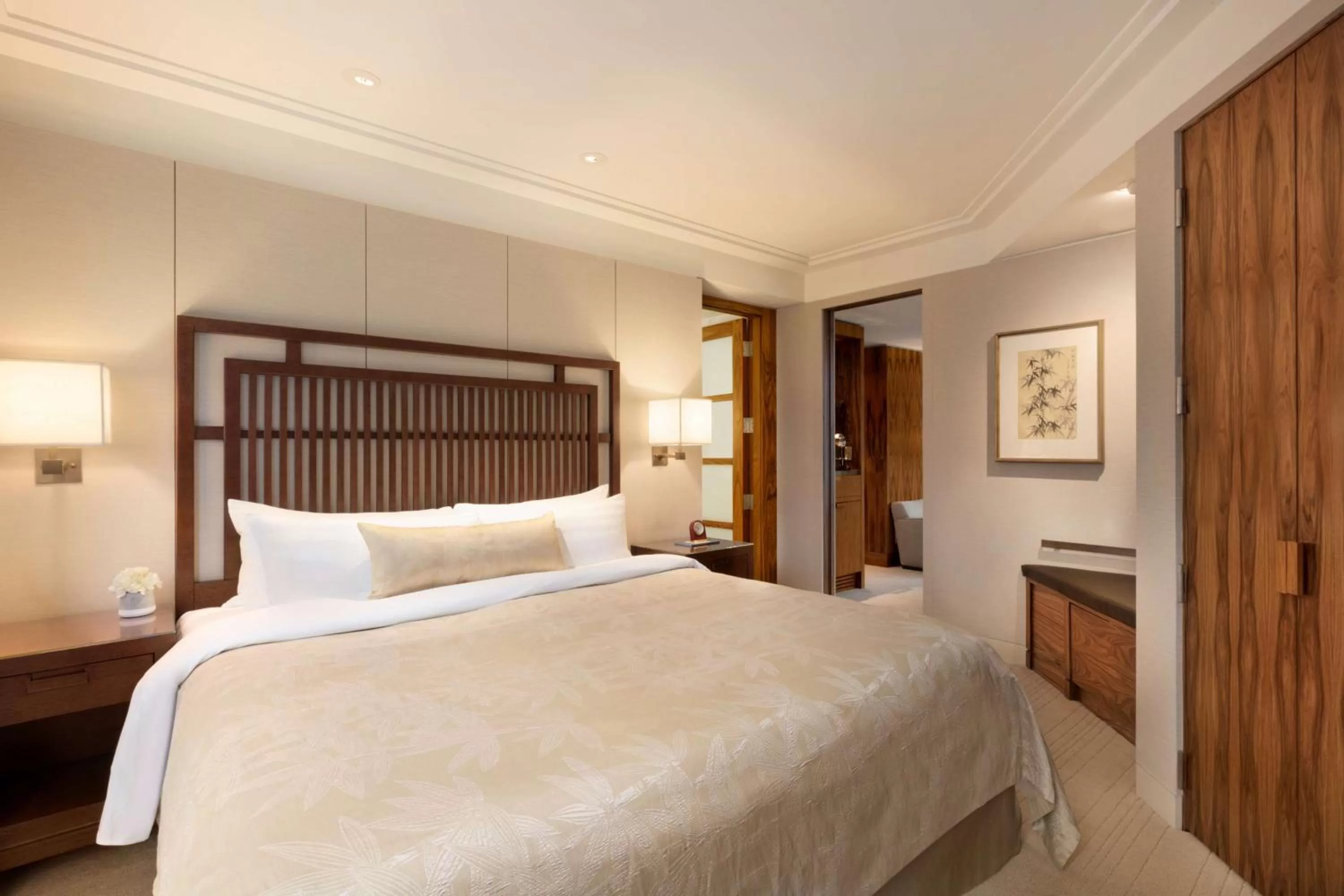 Bedroom, Bed in Shangri-La Vancouver