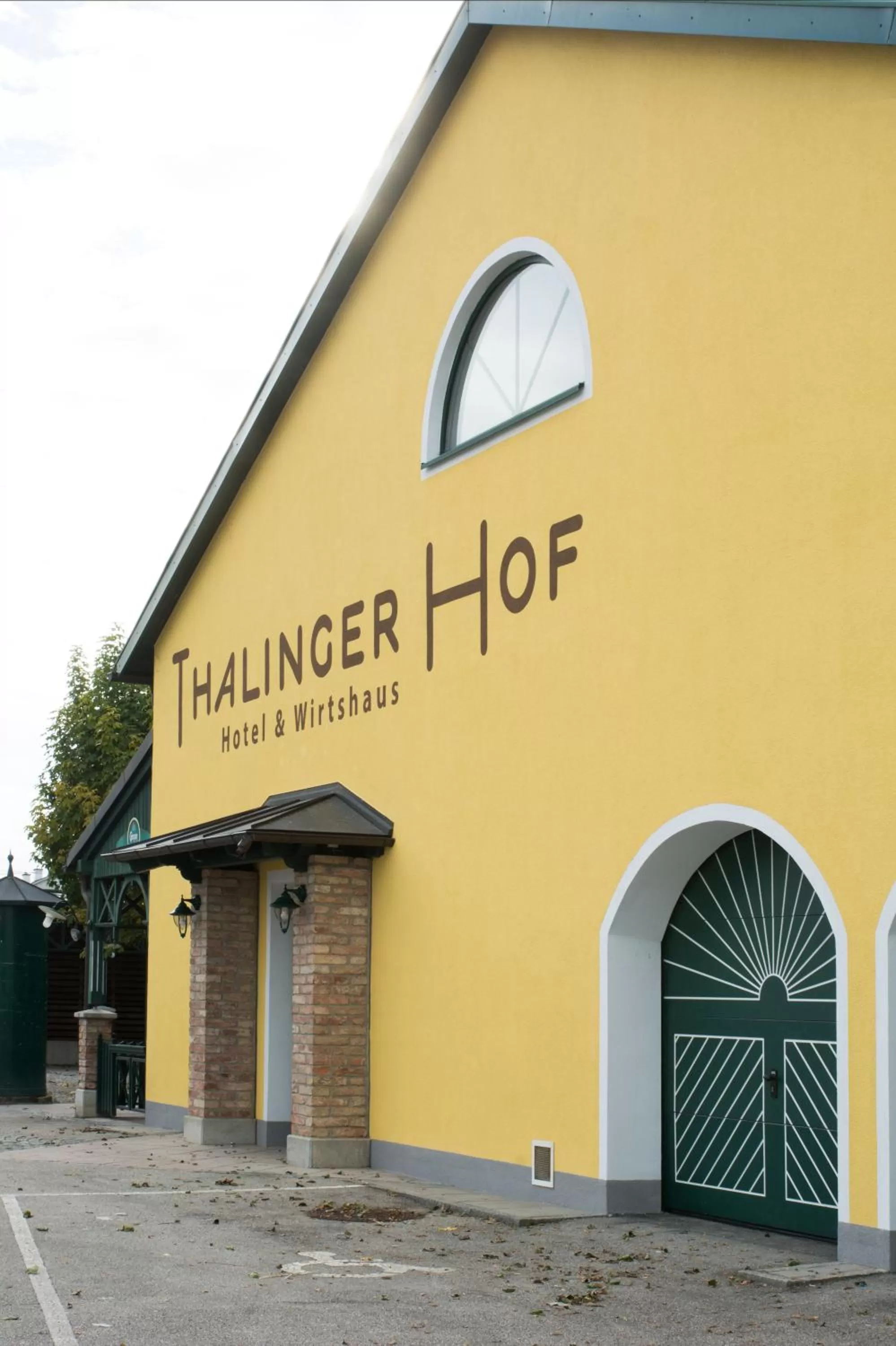 Property building in Thalinger Hof